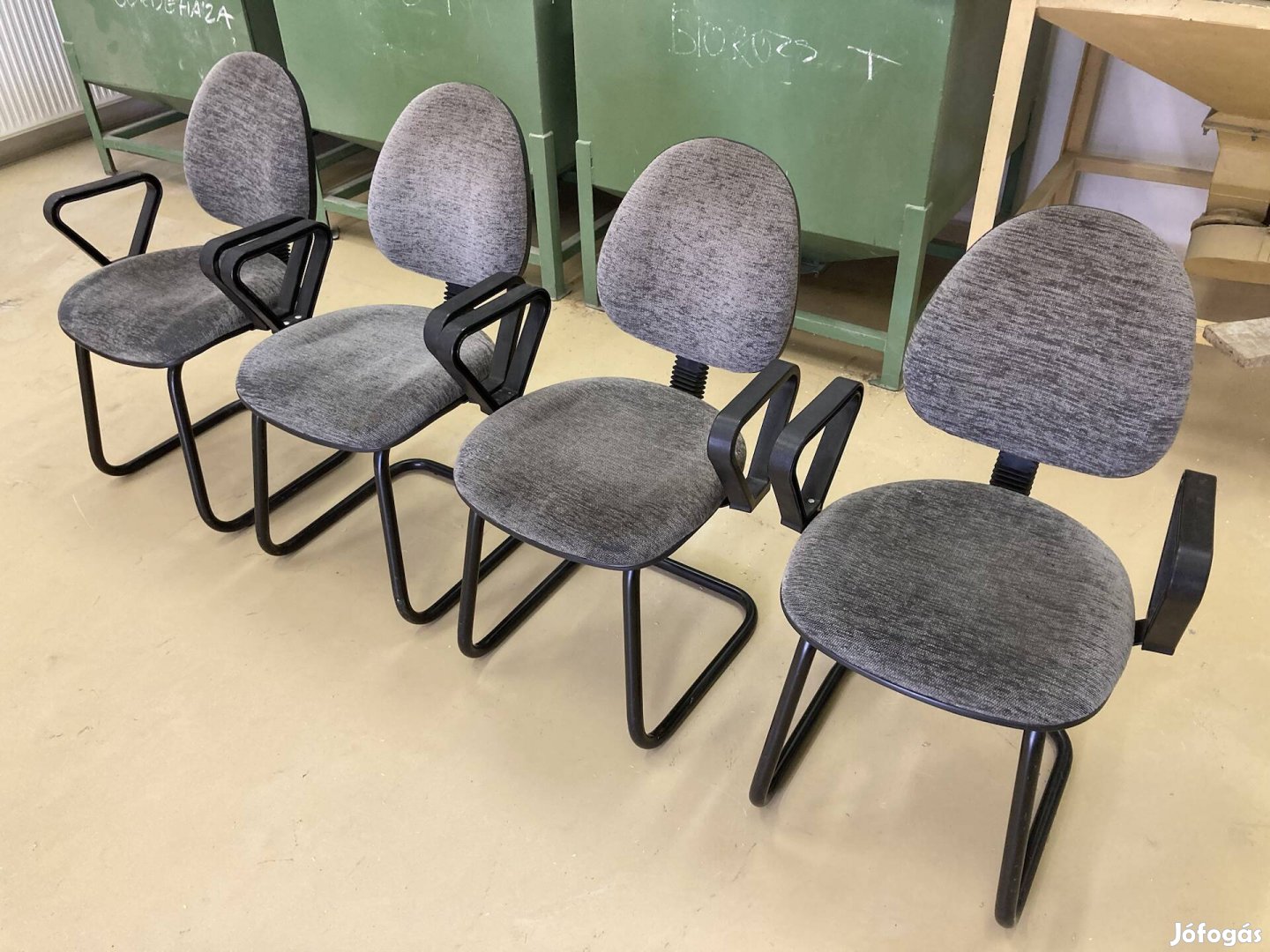 Irodai állítható háttámlájú szék kartámasszal eladó
