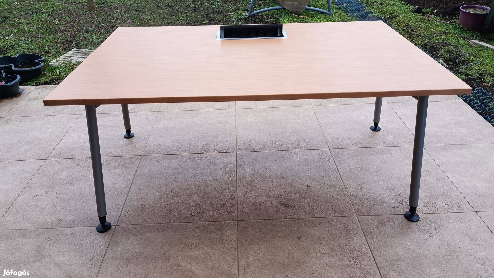 Irodai asztal 160x100 elosztóval masszív fém váz