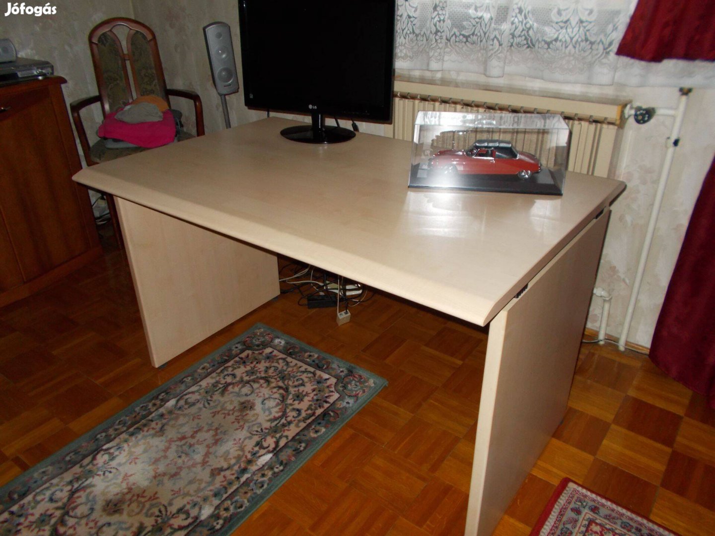 Irodai asztal - Newform