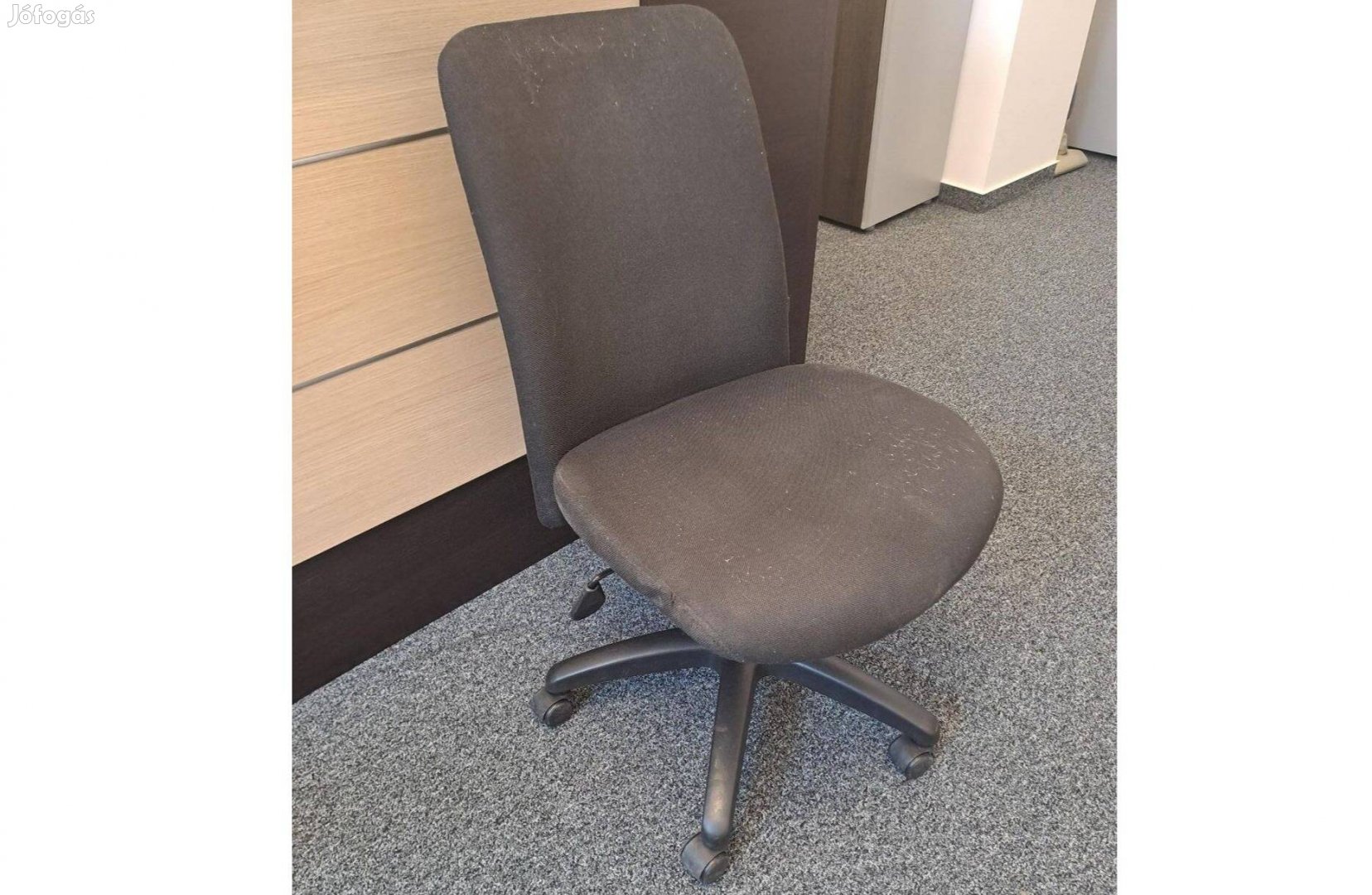 Irodai forgószék görgős lábazattal
