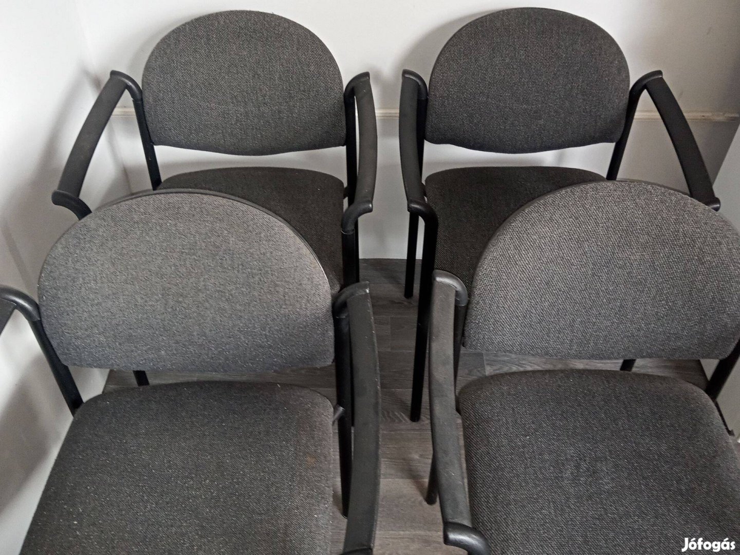 Irodai karfás tárgyaló szék