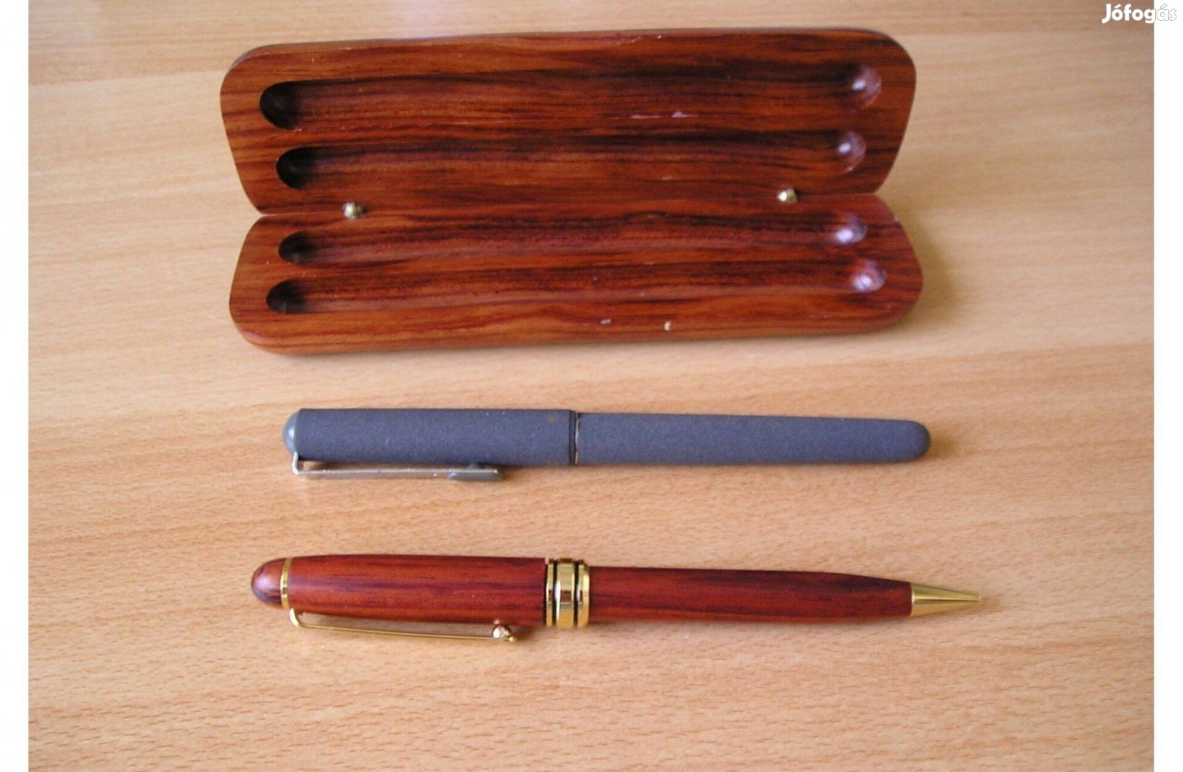 Íróeszközök fa dísztokban