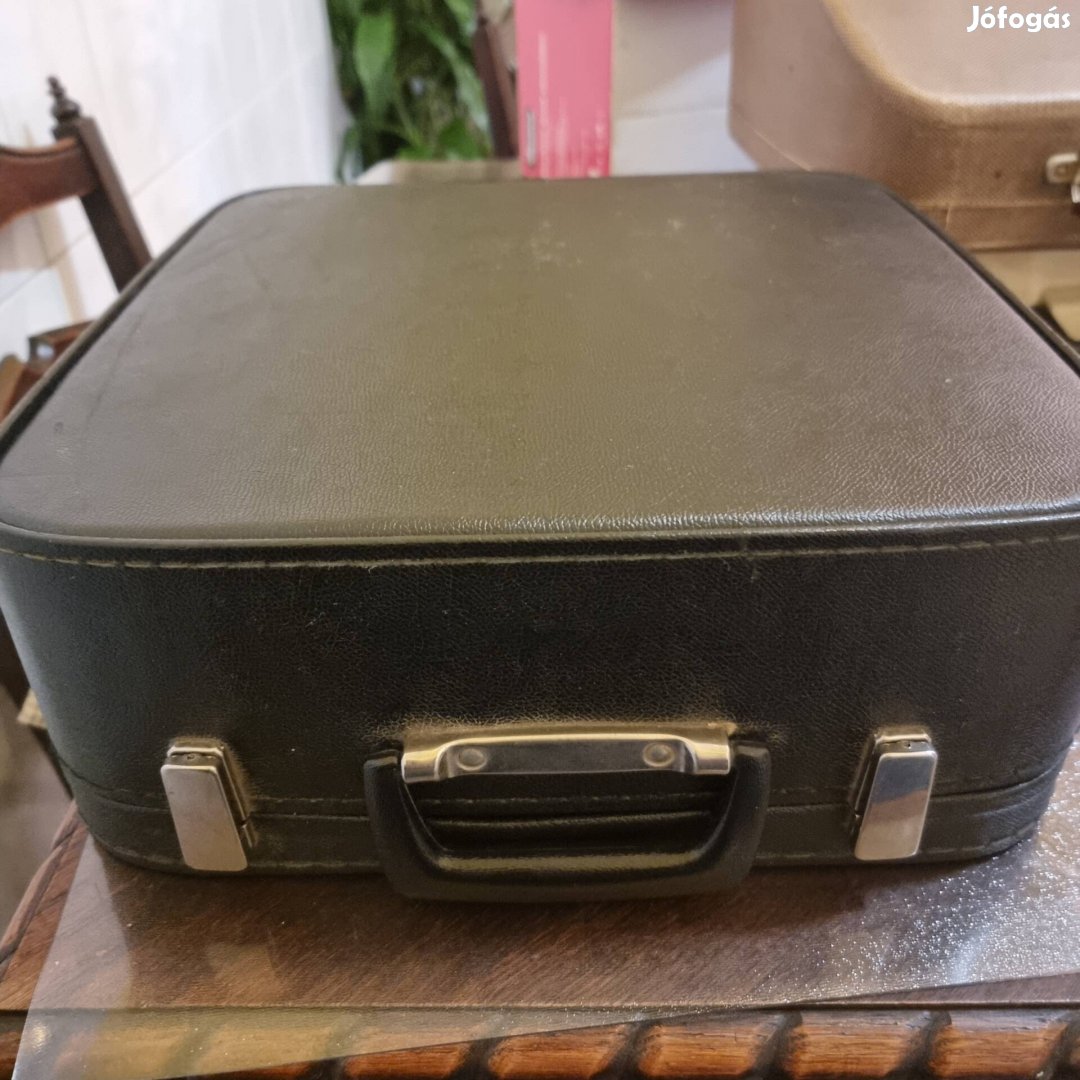 Írógép Erika, tokkal, dokumentumokkal