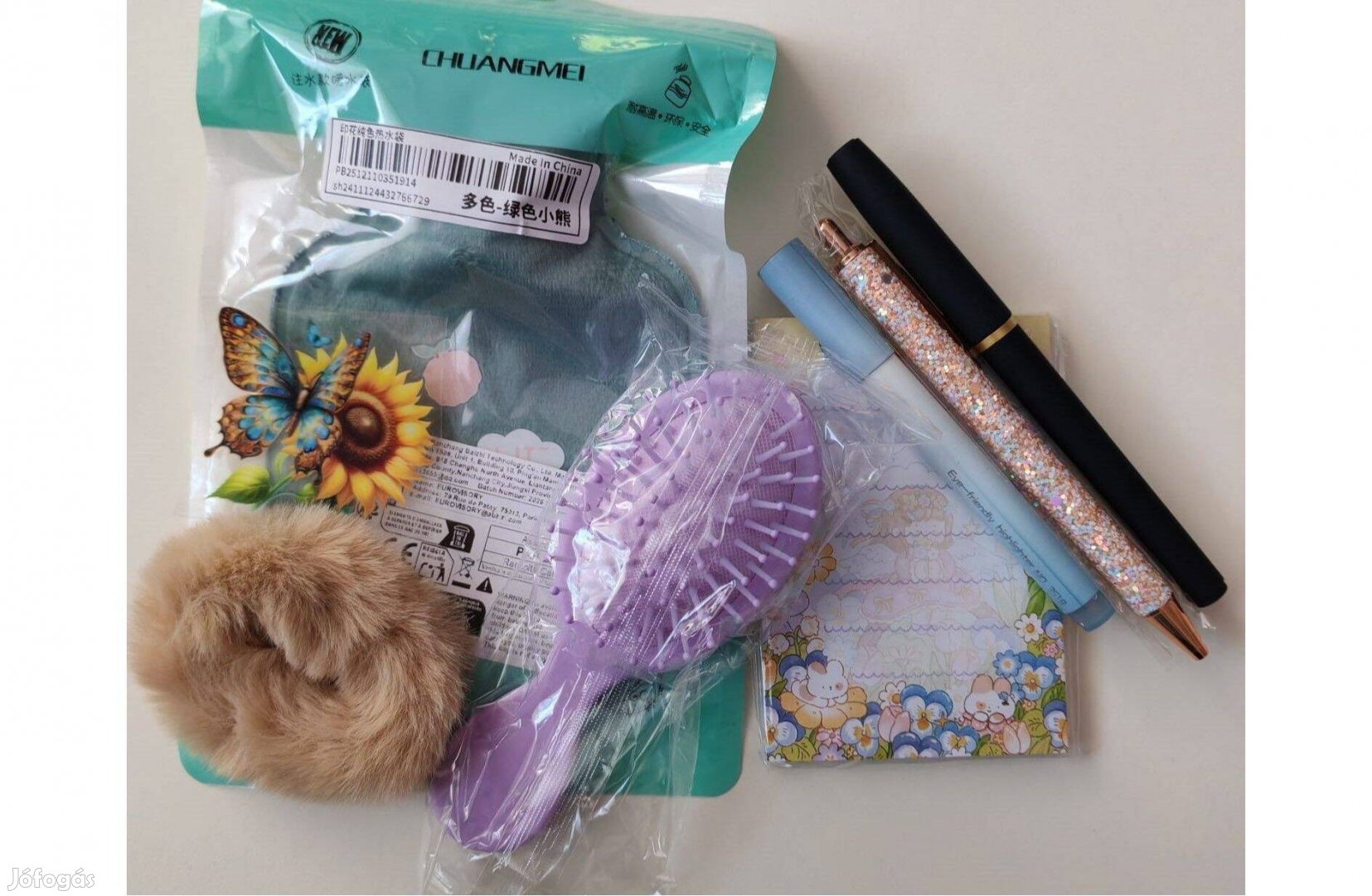 Írószer, meleg vizes palack, mini fésű