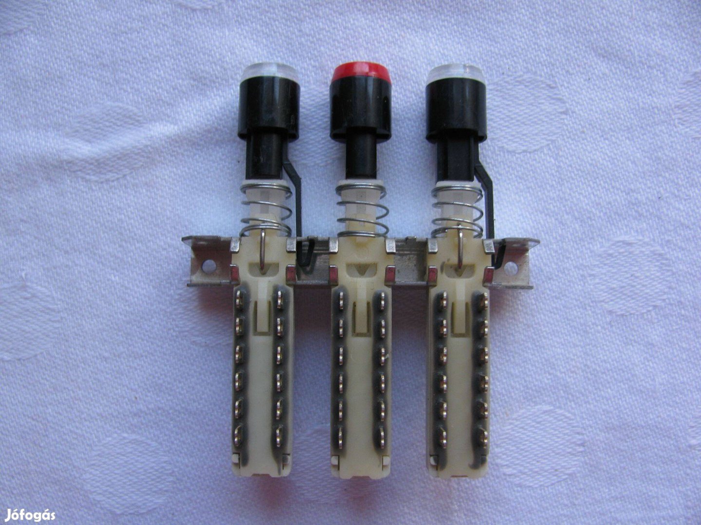 Isostat kapcsolósor bekapcsolást jelző nyomógombbal