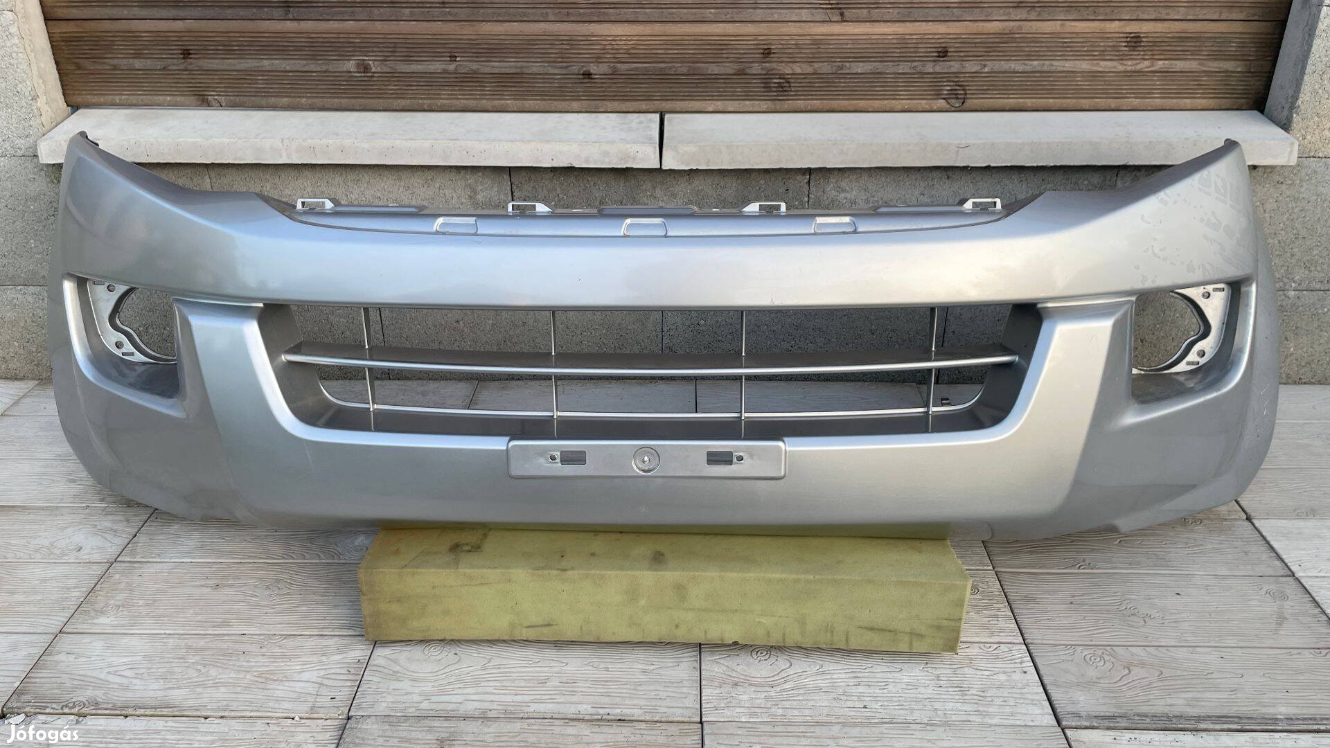 Isuzu D Max gyári első lökhárító