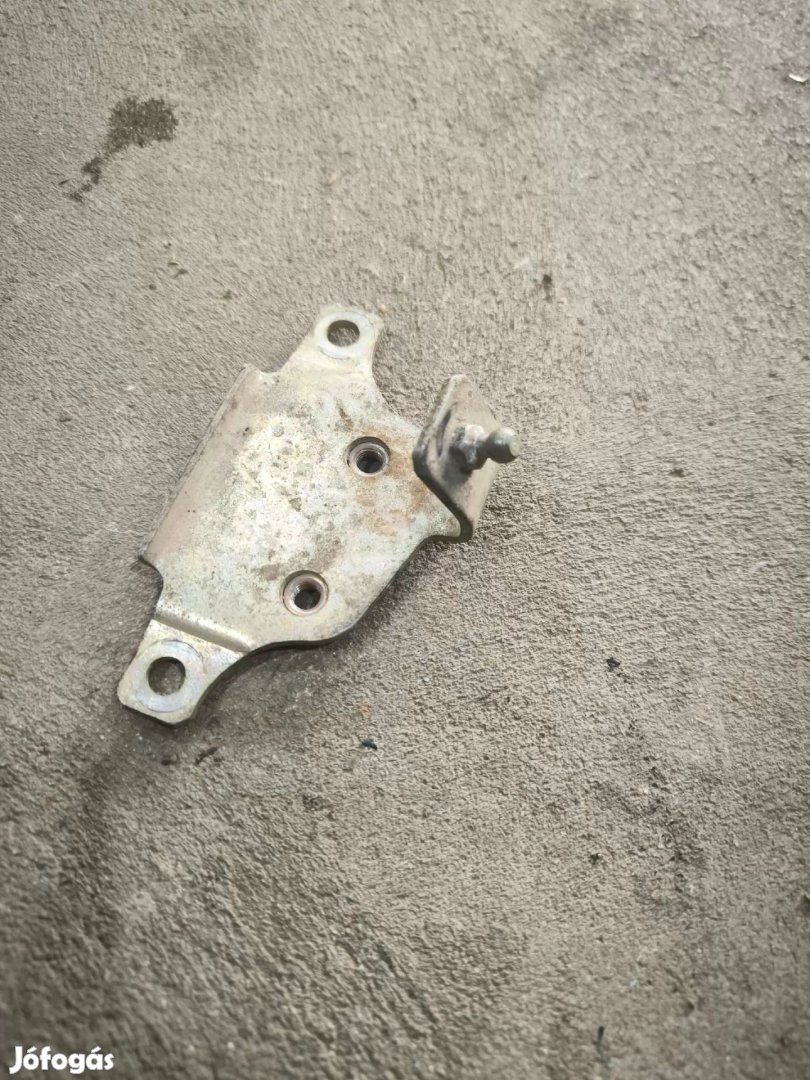 Iveco DAILY 06- Felső motorburkolat fém tartó konzol bak