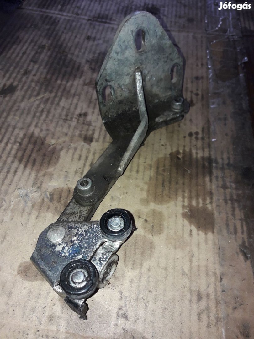 Iveco Daily Jobb Tolóajtó Alsó Görgő