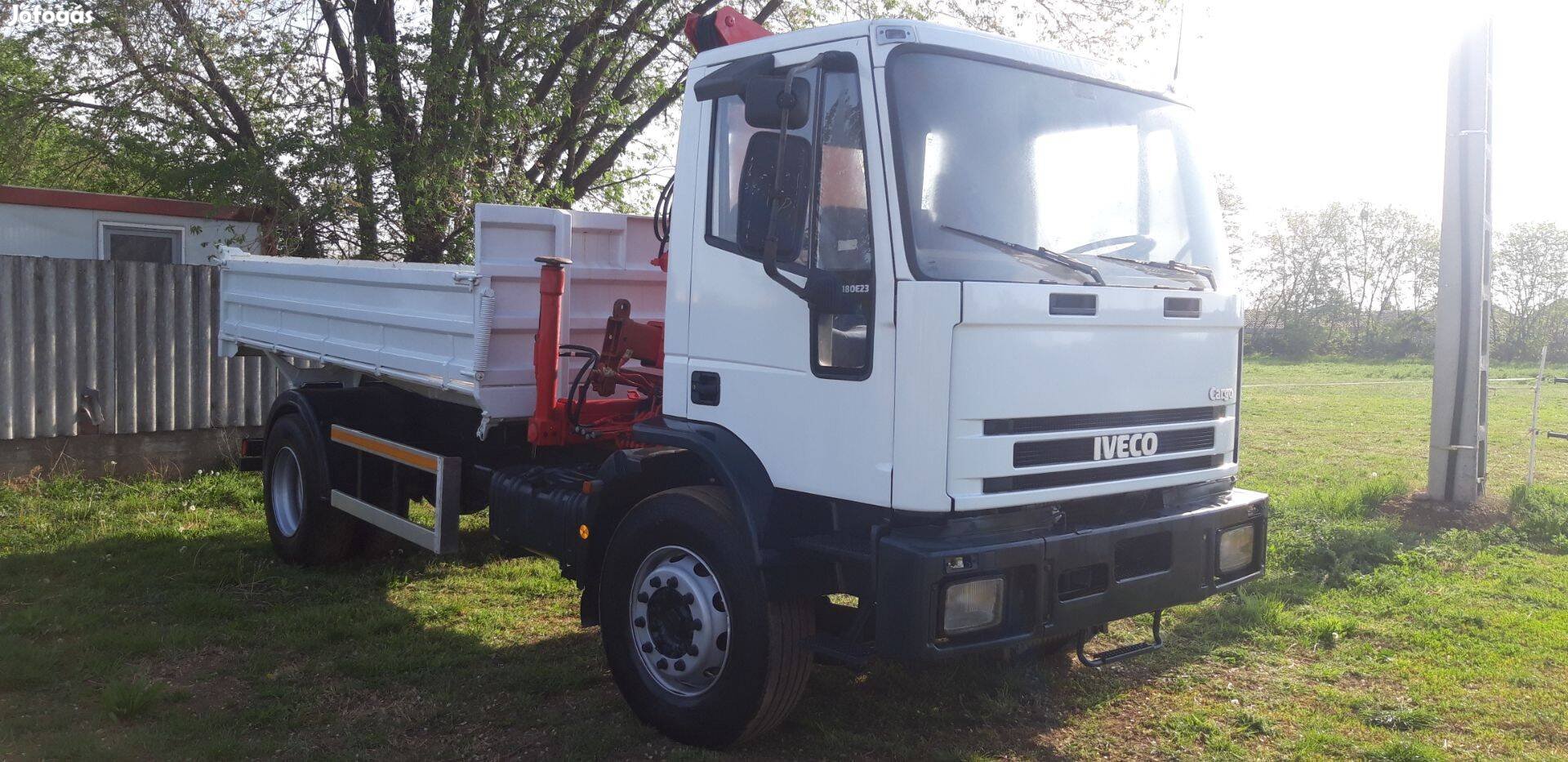 Iveco eurocargo180e23 billenős billencs darus fassi daruval