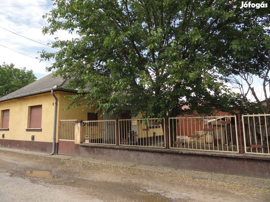 Izsákon kétszobás ház kis udvarral eladó