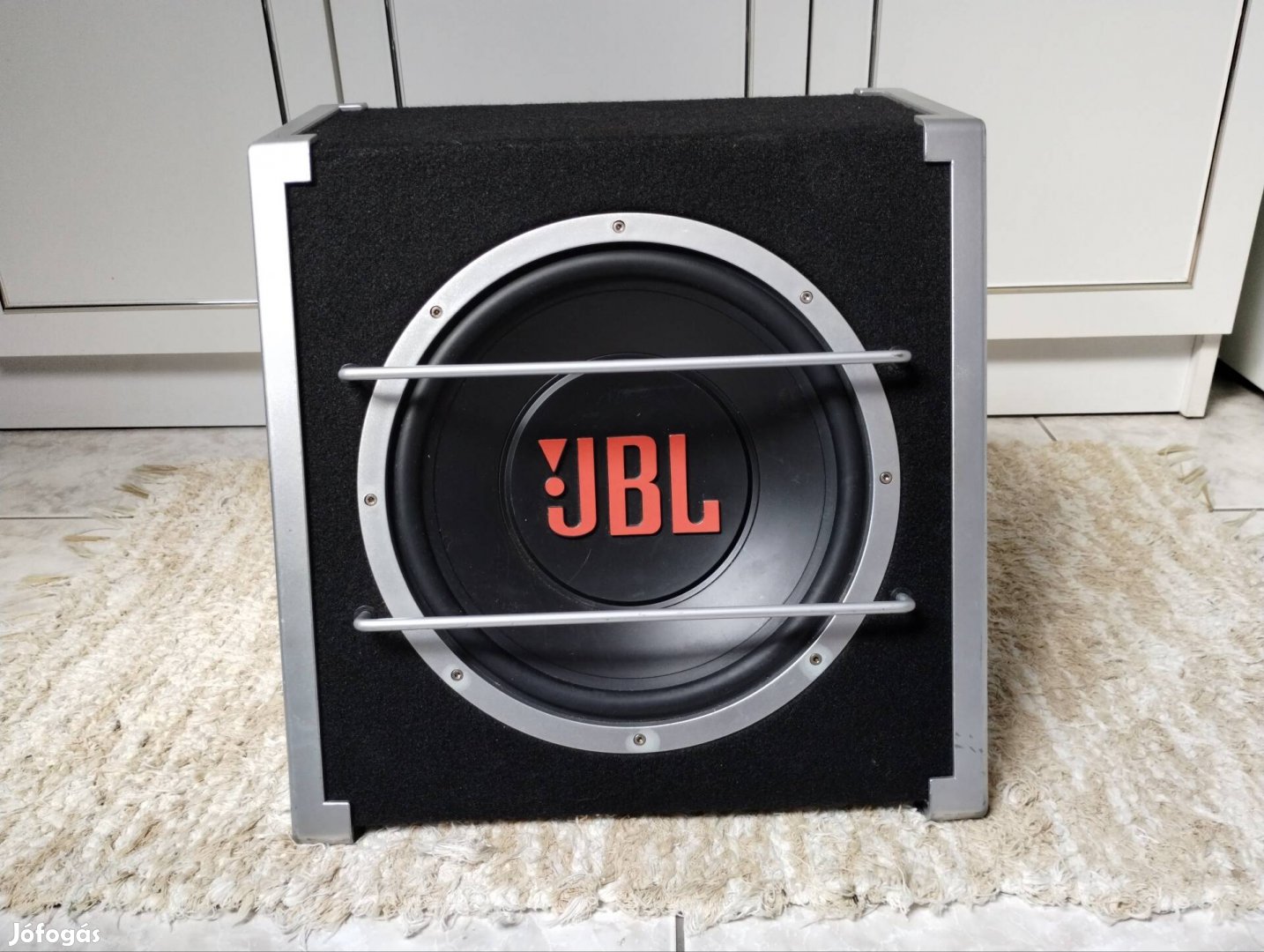 JBL autós mélyláda 30cm-es hangszóróval 