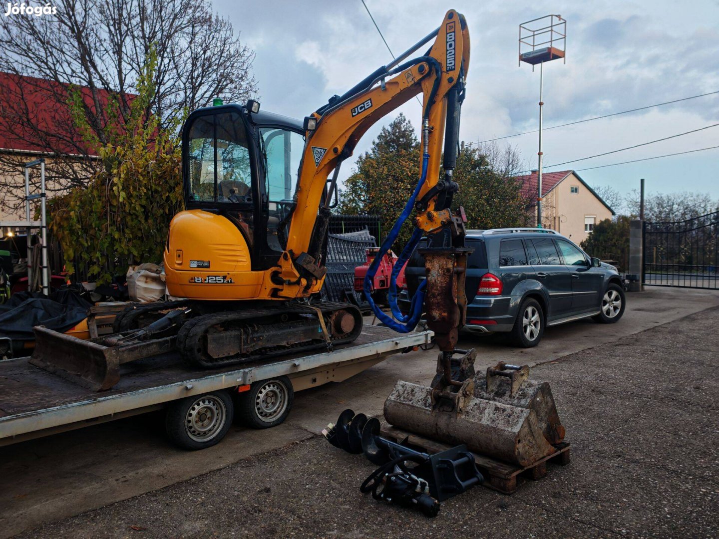 JCB 8025 fiatal kotrógép törőfejjelföldfúróval árokásó gép rakodógép