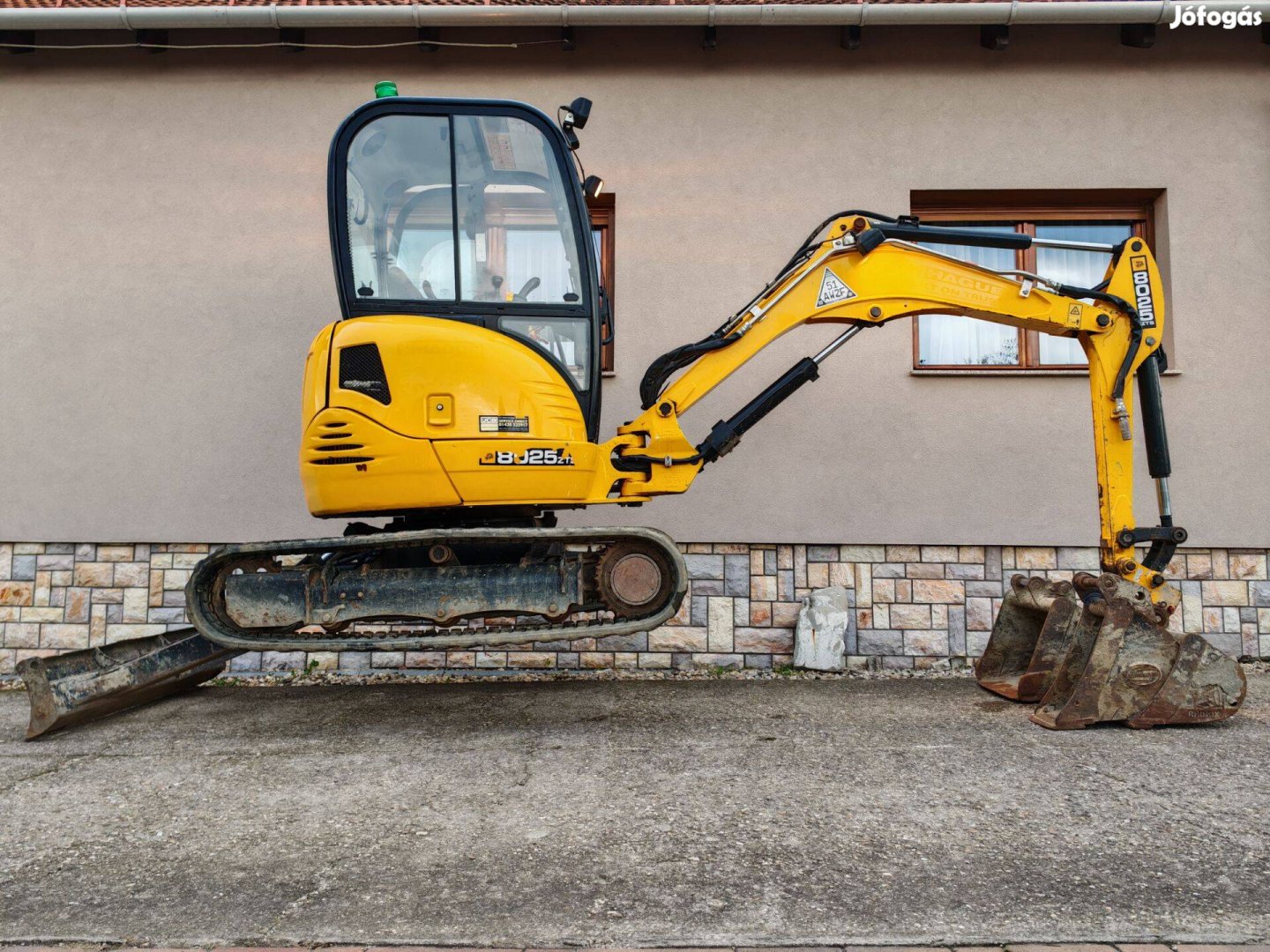 JCB 8025 kotrógép fiatal erős árokásó gép rakodógép