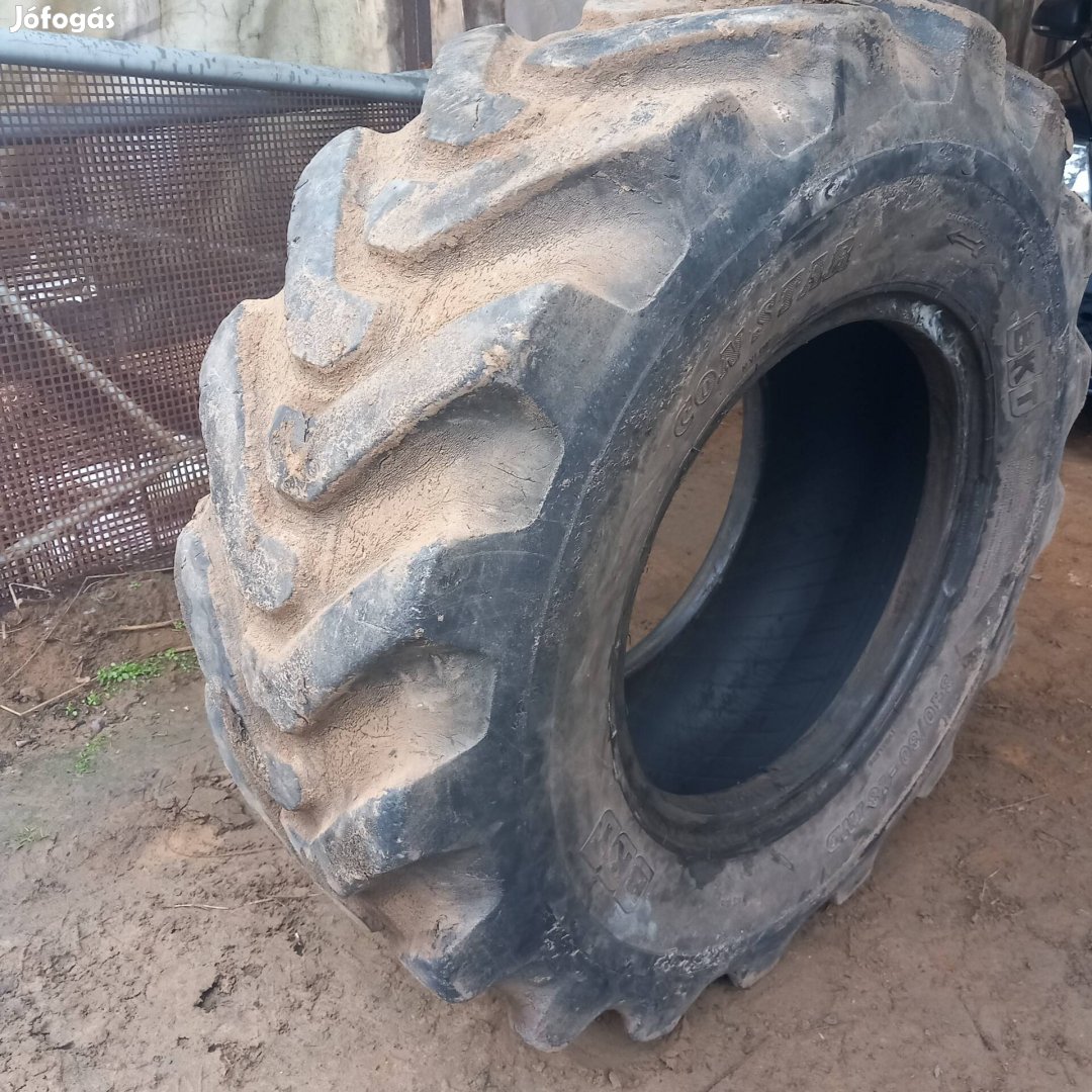 JCB első gumi