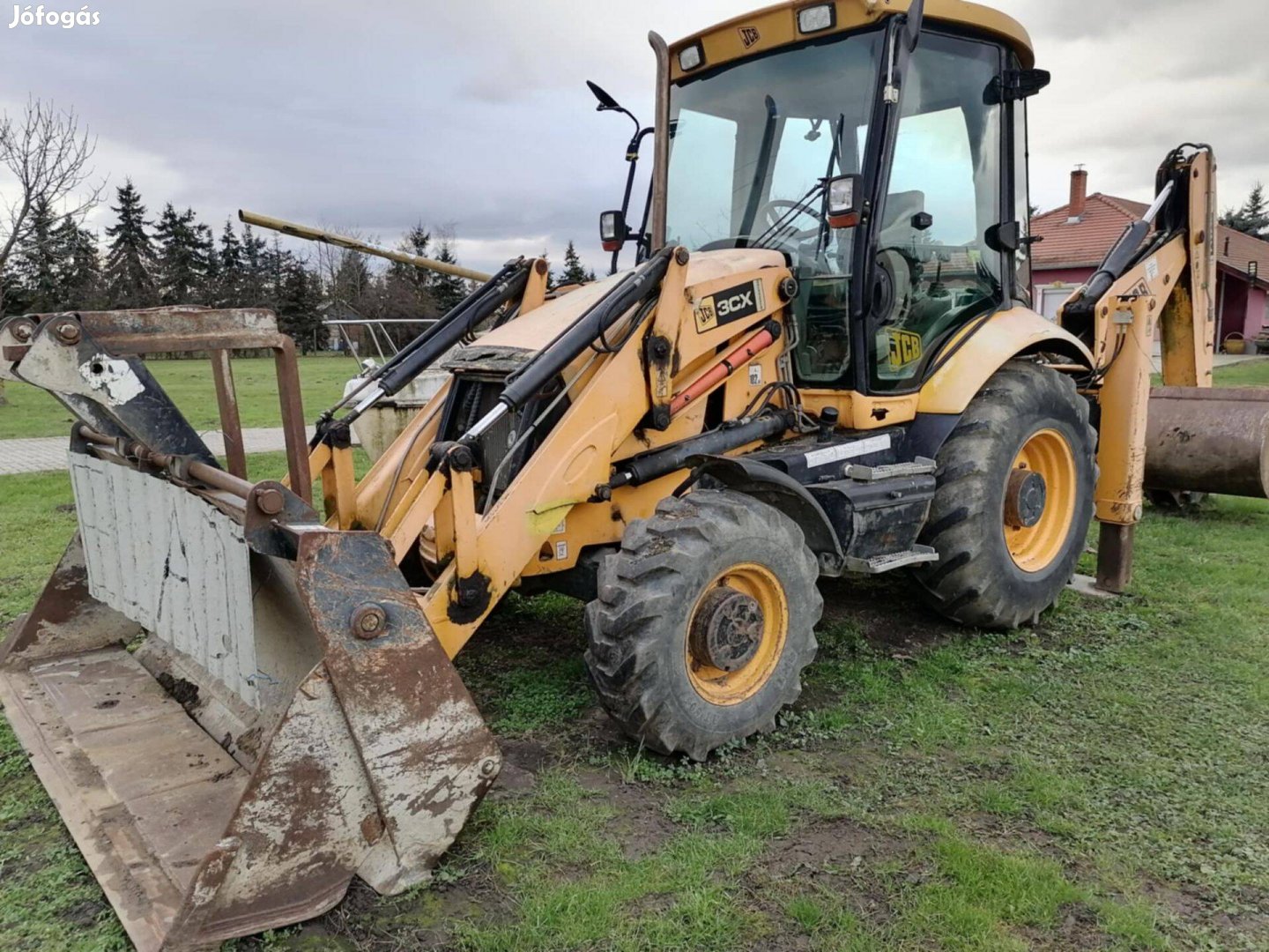 JCB kombi rakodó-árokásó