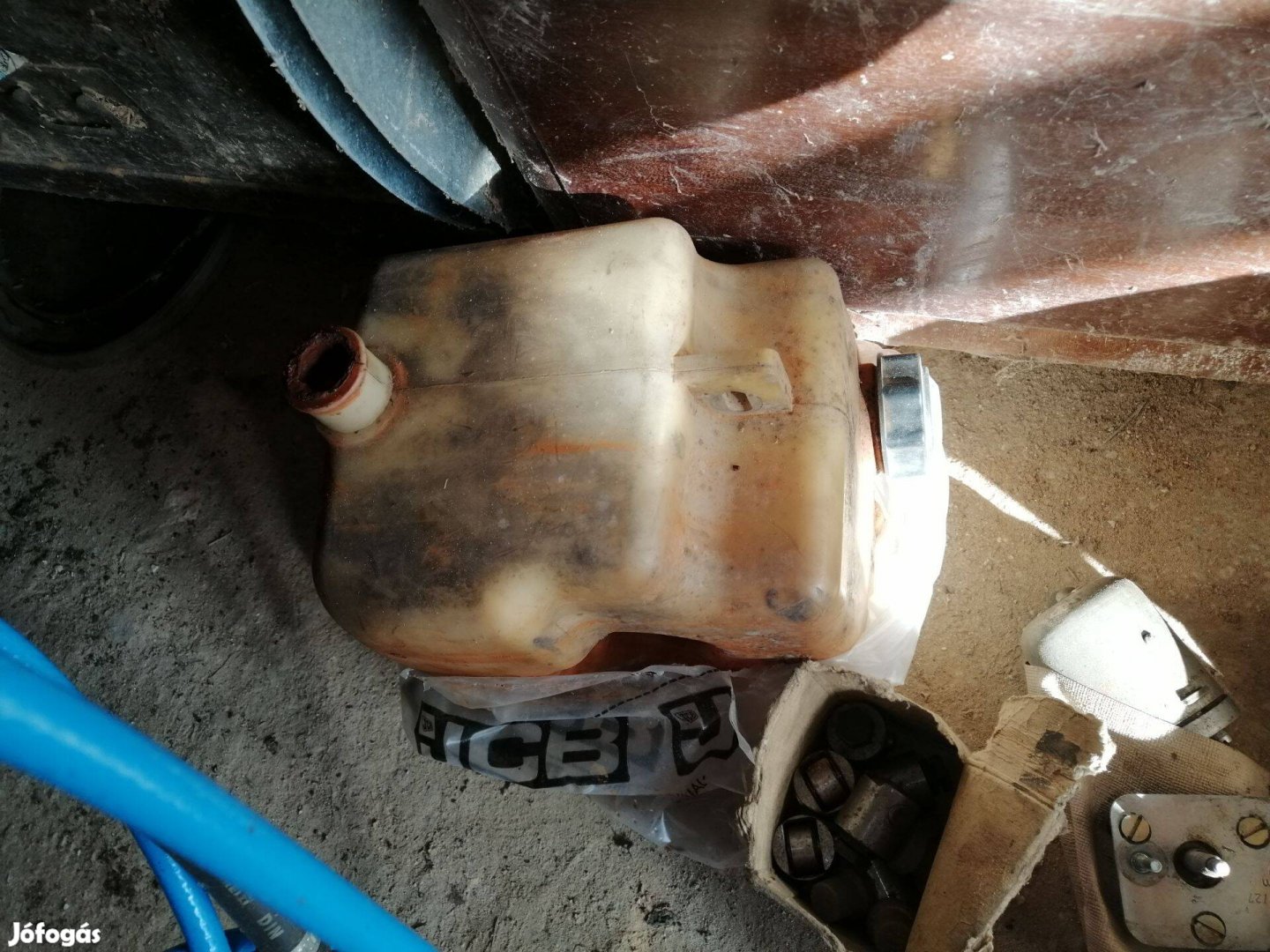 JCB traktor kiegyenlítő - hűtővíz tartály ,használt, nagyon