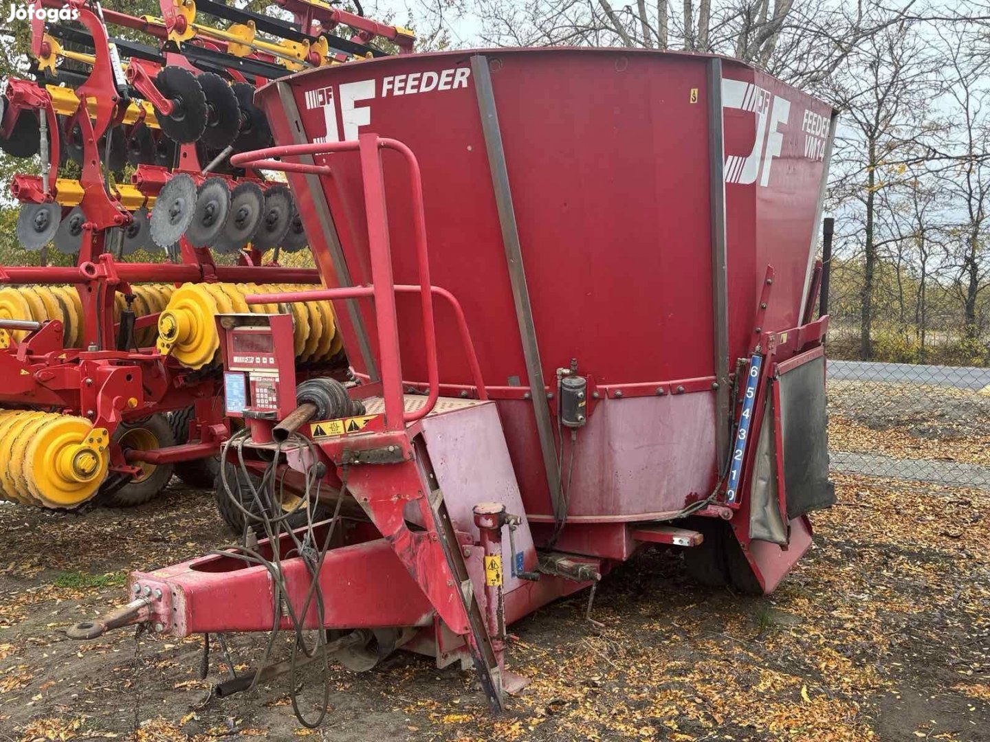 JF takarmánykeverő kiosztó kocsi