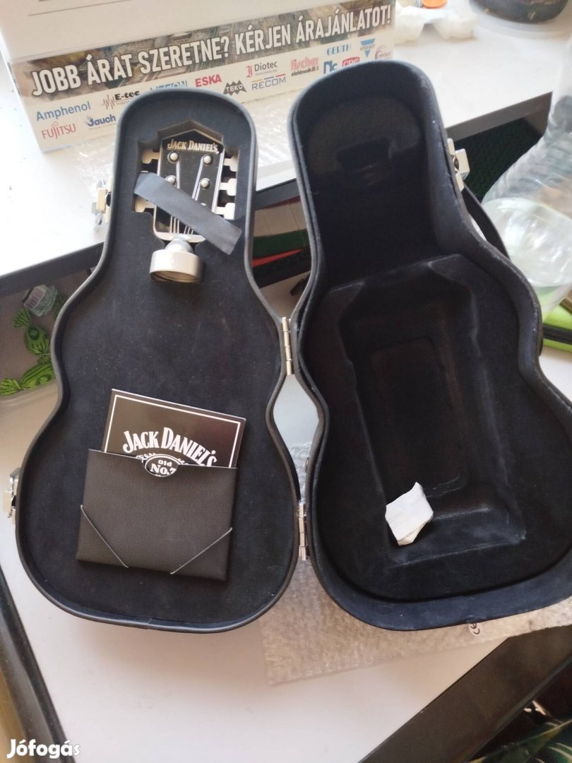 Jack Daniels dísz doboz gitár alakú lakáskiegészítő .