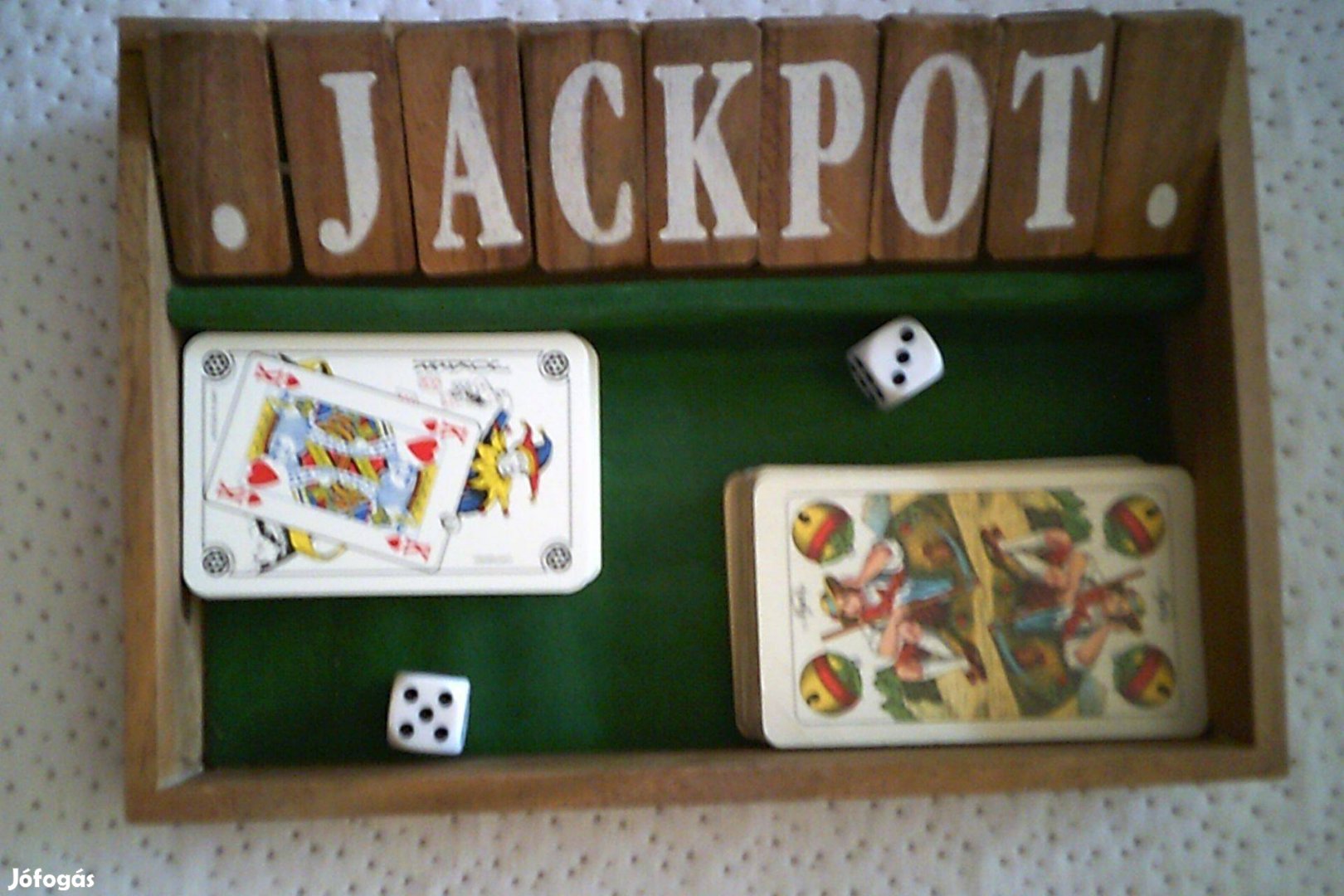 Jackpot fa doboz úti társasjáték 2 csomag kártyával dobókockával