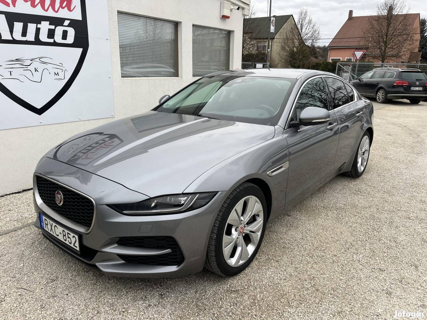 Jaguar XE D180 S AWD (Automata) Szervizkönyv /...