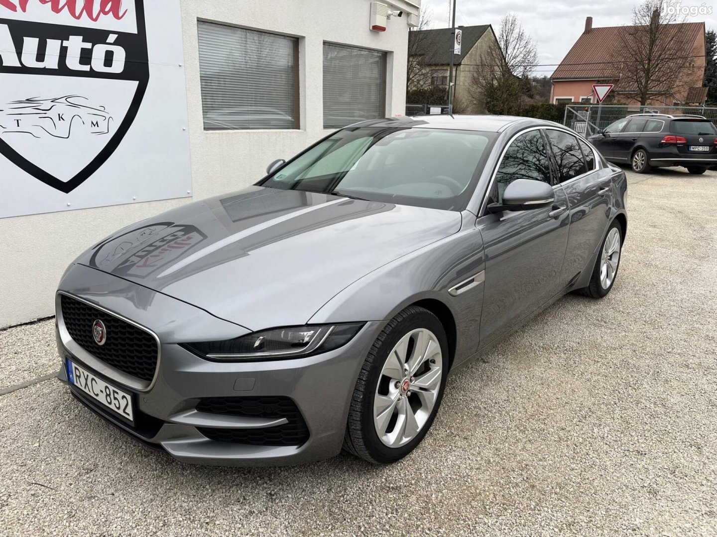 Jaguar XE D180 S AWD (Automata) Szervizkönyv /...