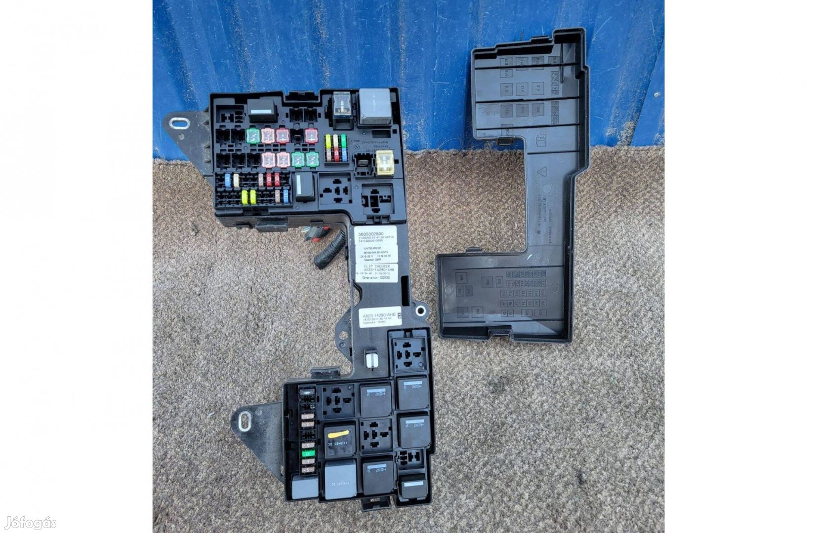 Jaguár XF, X250 gyári 8X2T14A003 biztosíték tábla, 9x2314c256 modul