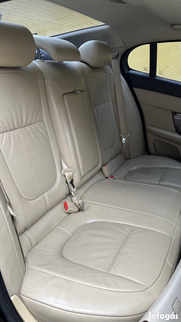 Jaguar XF hátsó ülés elemek fejtámla