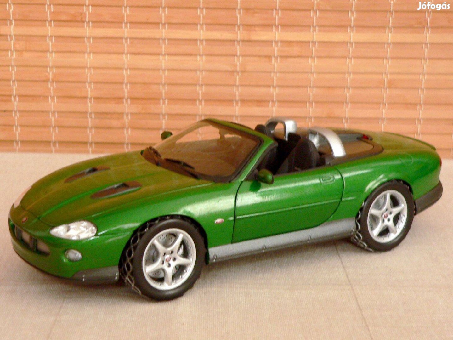 Jaguar Xkr (2002, James Bond Edition) modellautó 1:18