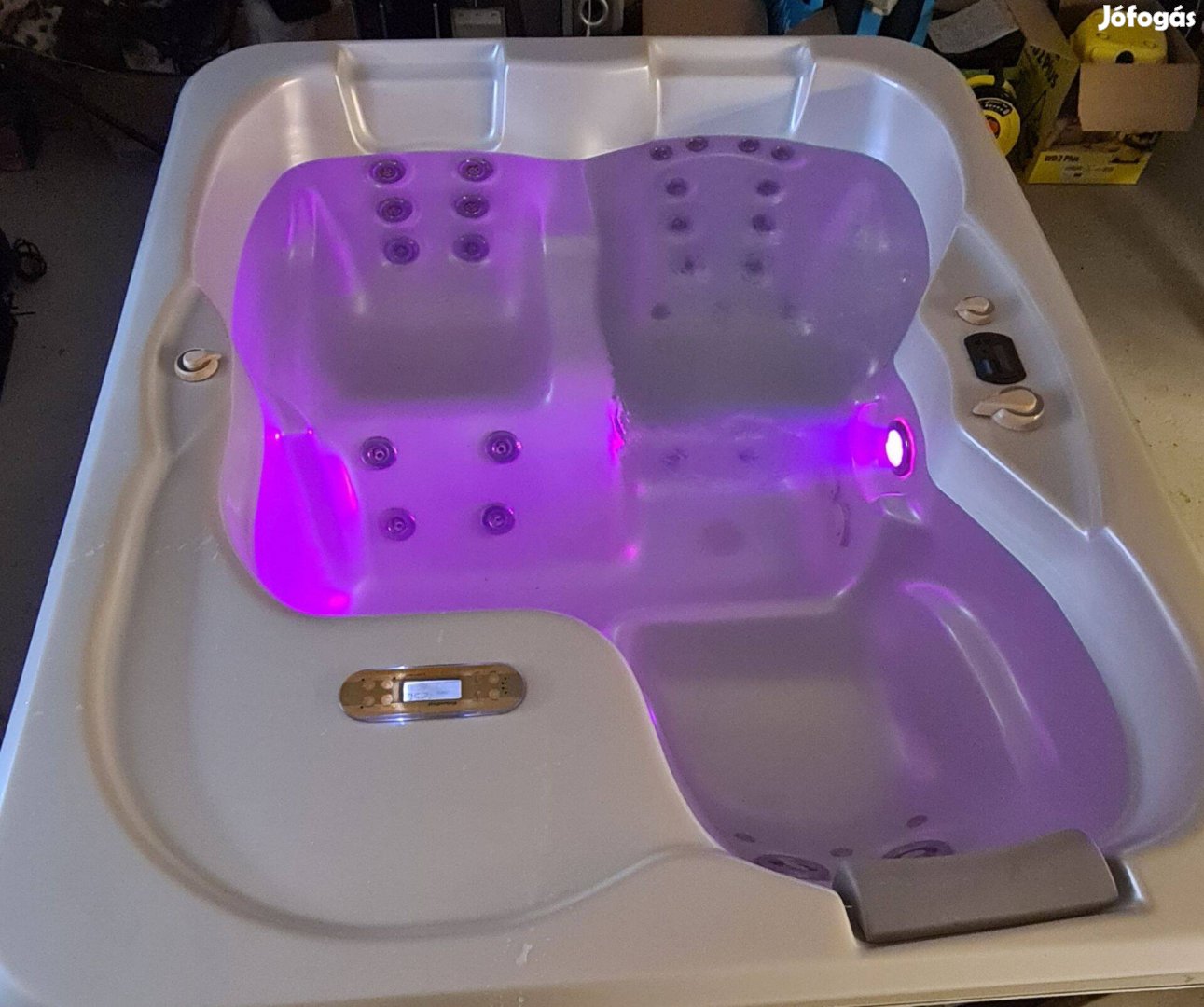 Jakuzzi Jacuzzi háromszemélyes (2 ülő 1 fekvő) mérete: 1700x2150