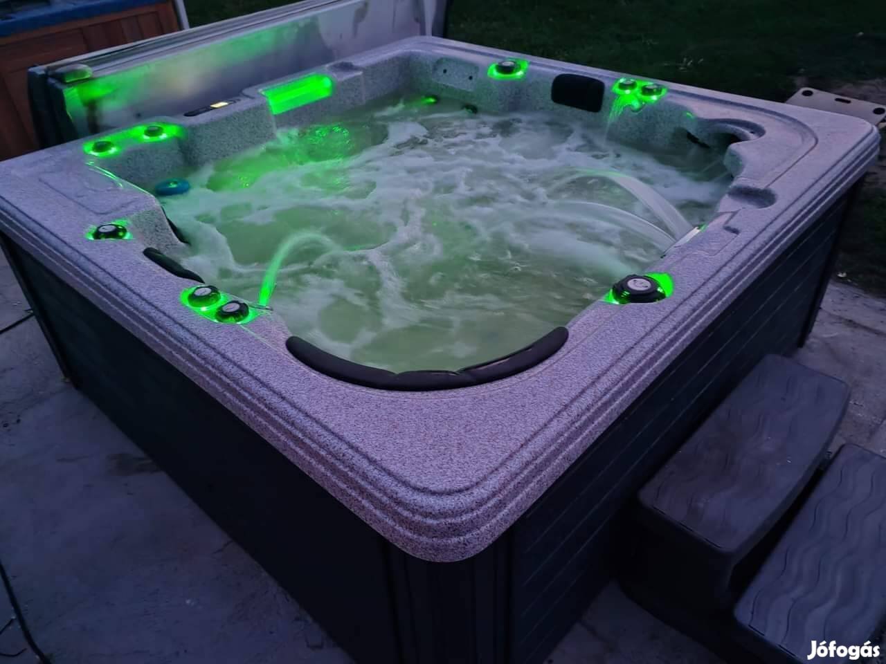 Jakuzzi jacuzzi spa pezsgőfürdő dézsa medence kert kerti grill rattan