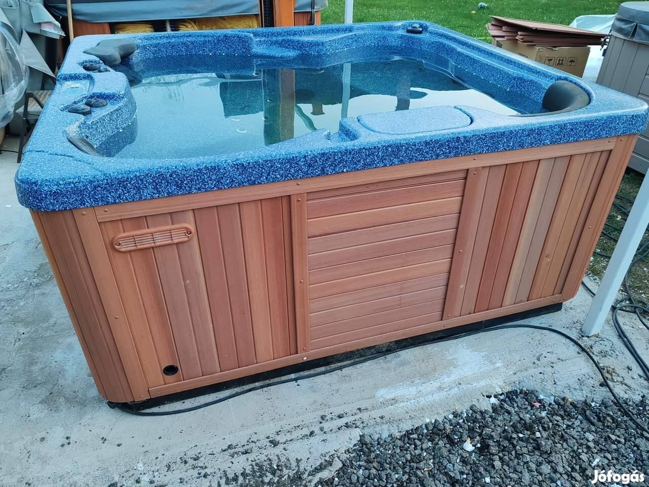 Jakuzzi jacuzzi spa pezsgőfürdő dézsa medence kert kerti grill rattan 