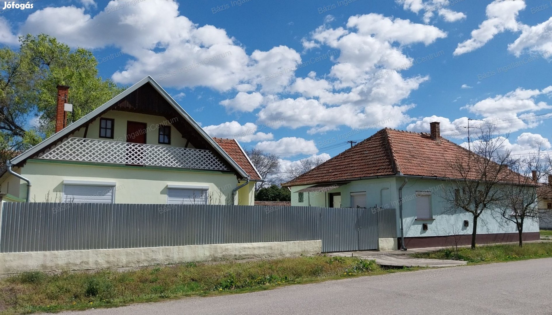 Jánoshalmán két családi ház egy telken eladó