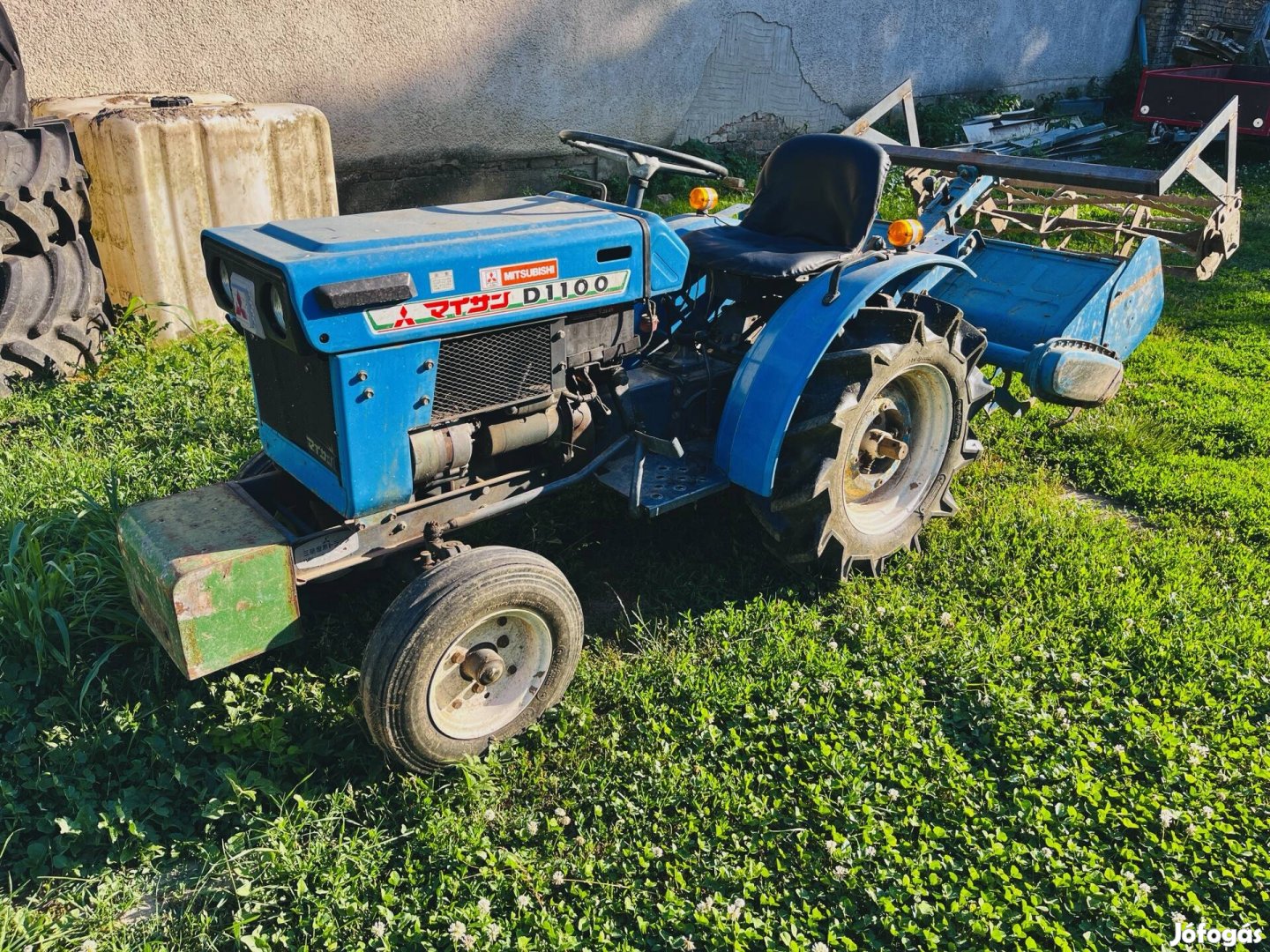 Japán kistraktor talajmaróval Mitsubishi 1100