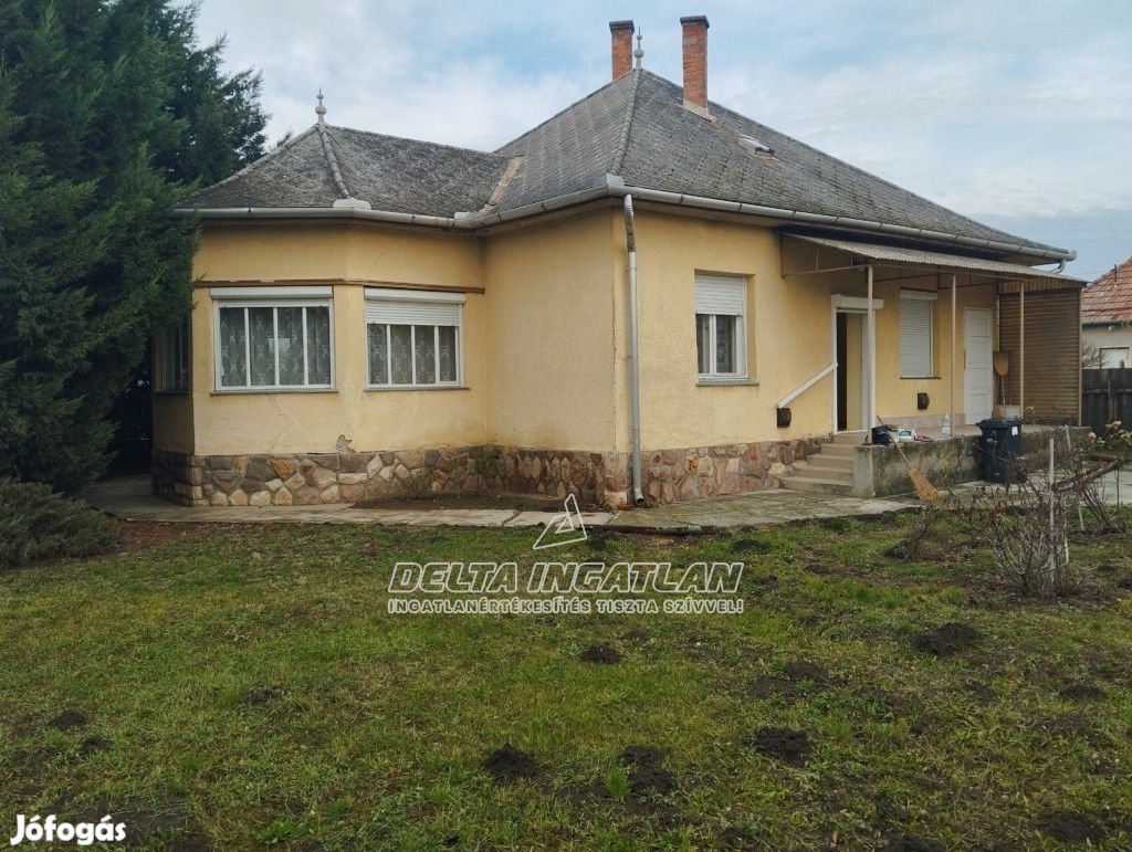 Jászapátin 3 szobás, vályog családi ház, nagy melléképülette