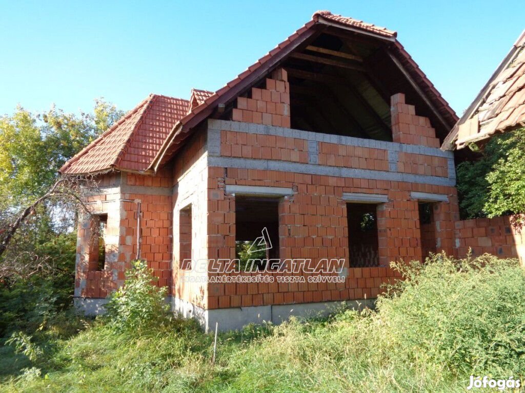Jászapátin 79 m2 szerkezetkész TÉGLA ház + 27 m2 TÉGLA melléképület