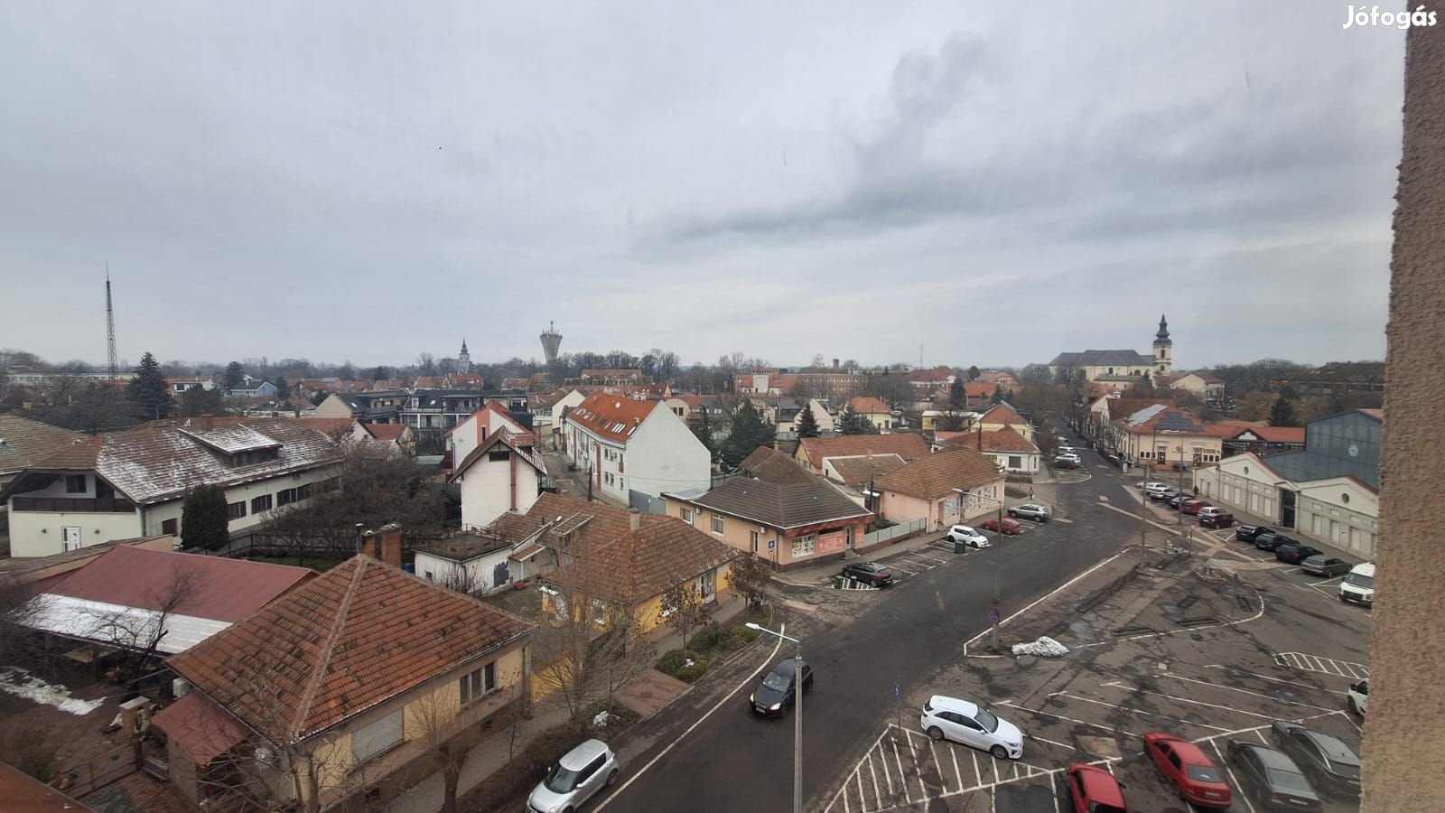 Jászberény belvárosi részén eladó egy két szobás, erkélyes