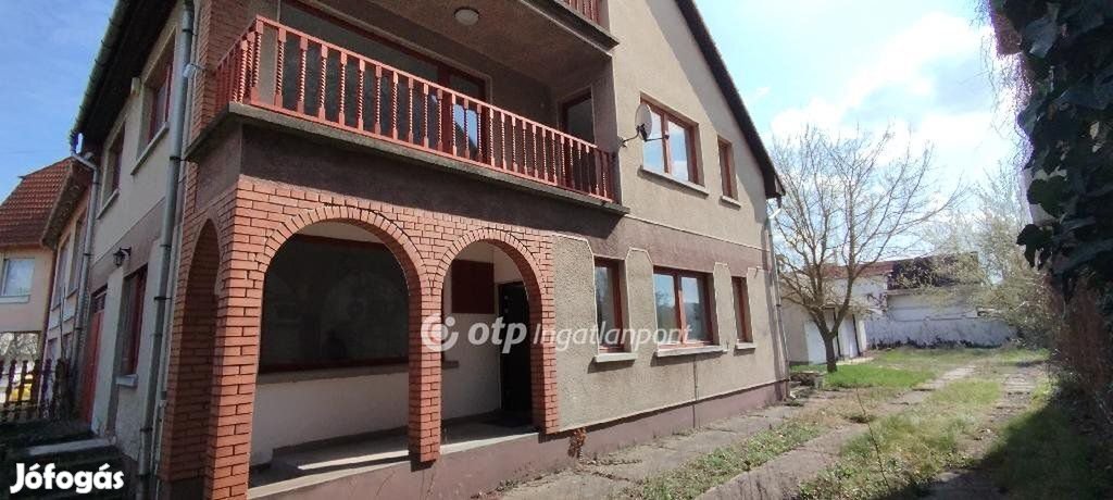 Jászberényi eladó 206 nm-es ház