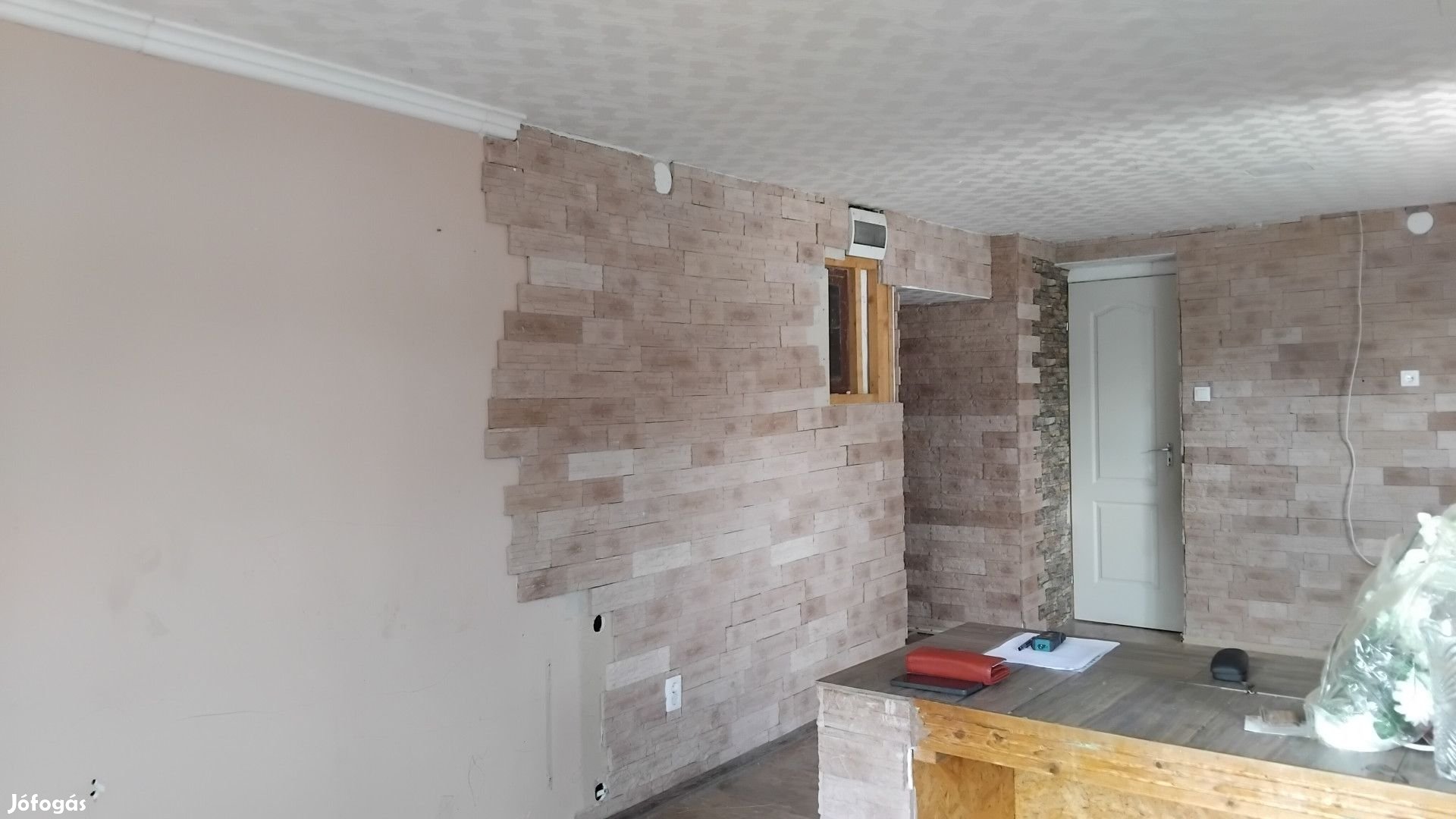 Jászdózsán, csendes utcában, felújítás alatt álló családi