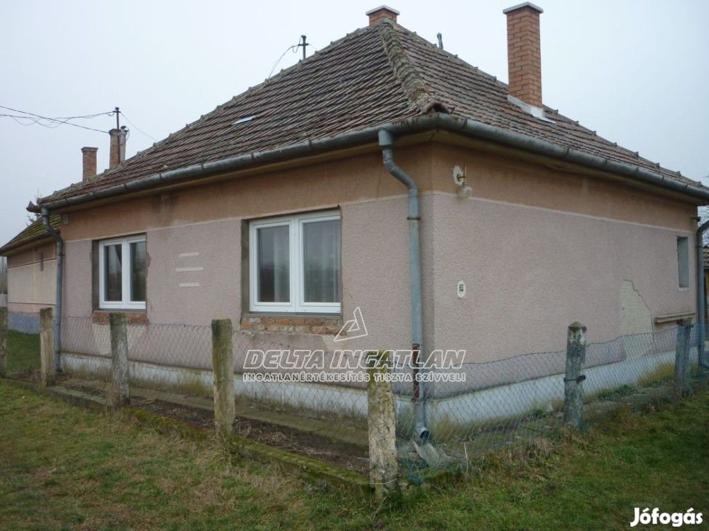 Jászfelsőszentgyörgy külterületén 2 szobás, 53 m2-es tégla