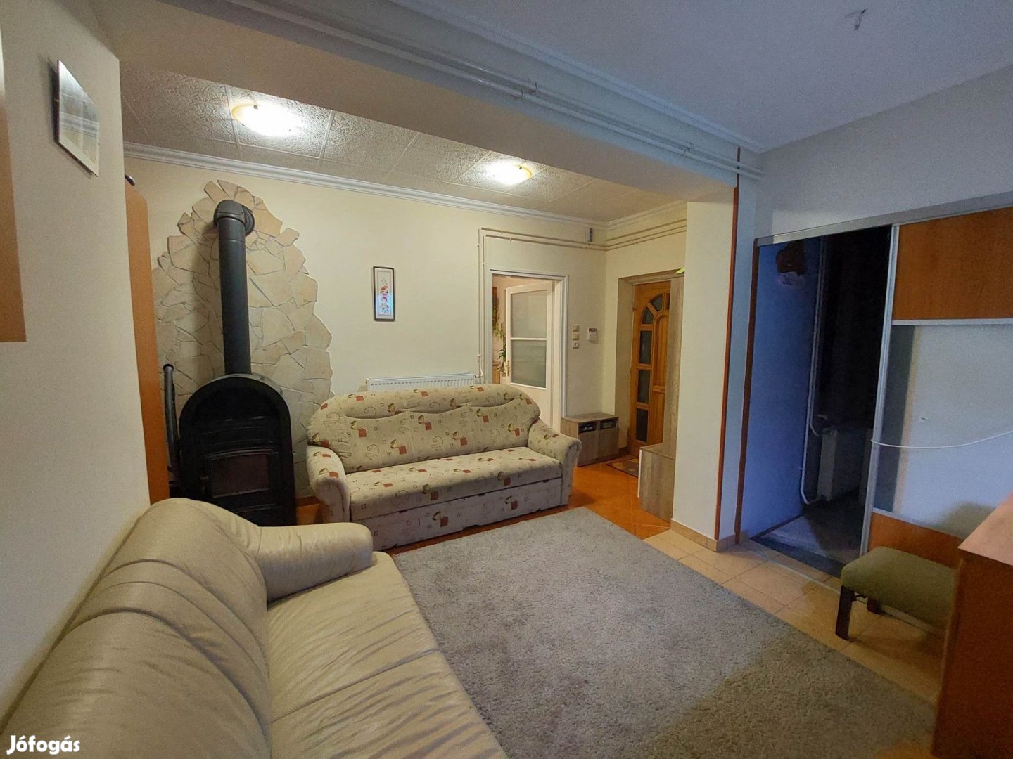 Jászjákóhalmán, a központ közelében felújított ikerház-fél