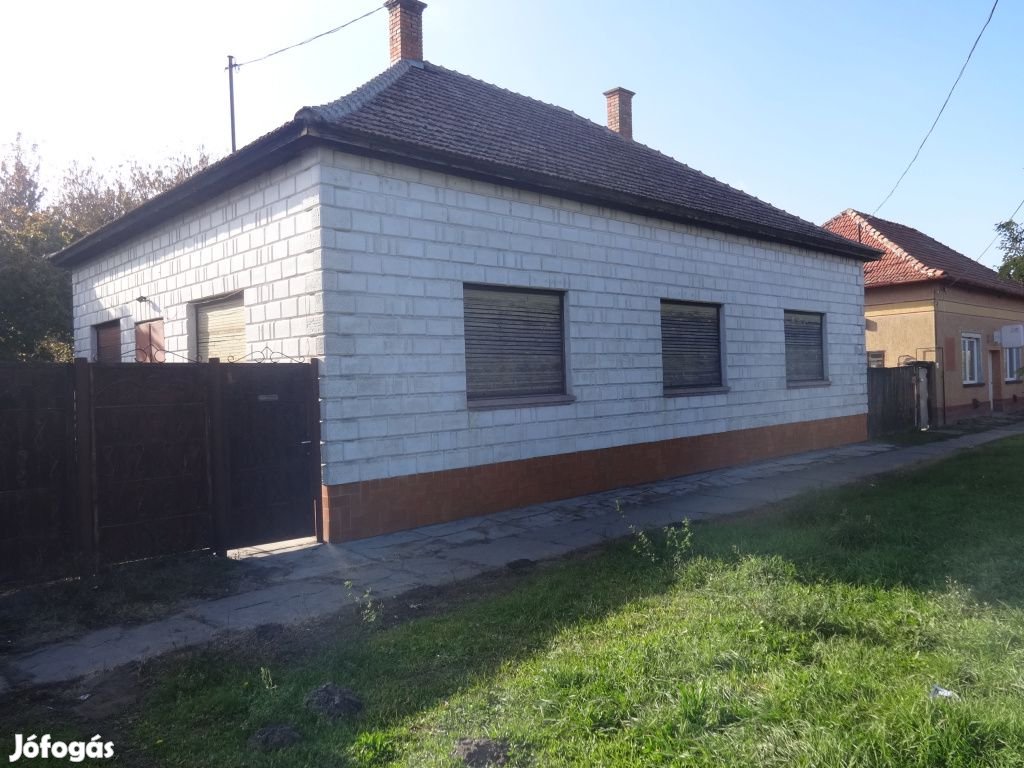 Jászkarajenő, Fő utca, 140 m2-es, családi ház, 4 szobás, felújítandó