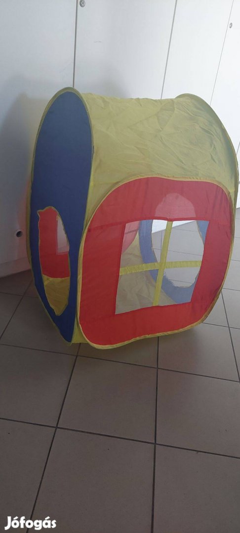 Játék házikó a szoba közepén!
