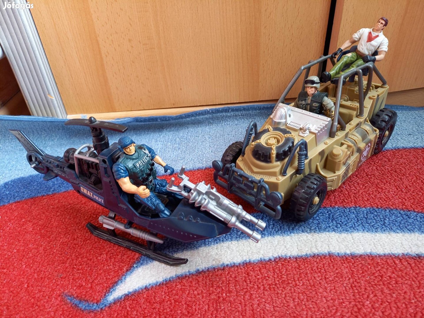 Játék katonai autó +rendőr helikopter 3 emberrel 