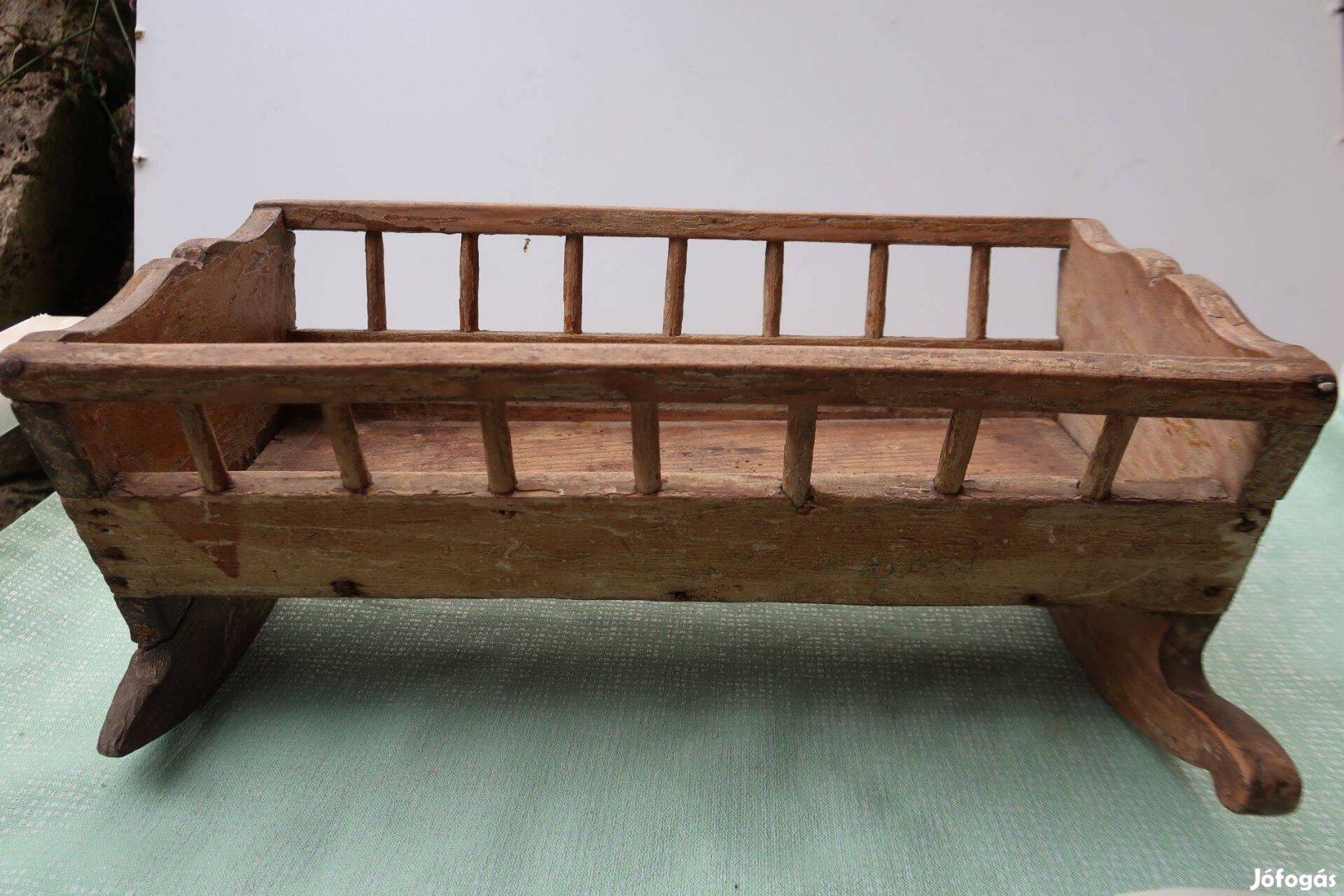 Játék régi 40 cm-es faragott bőlcső