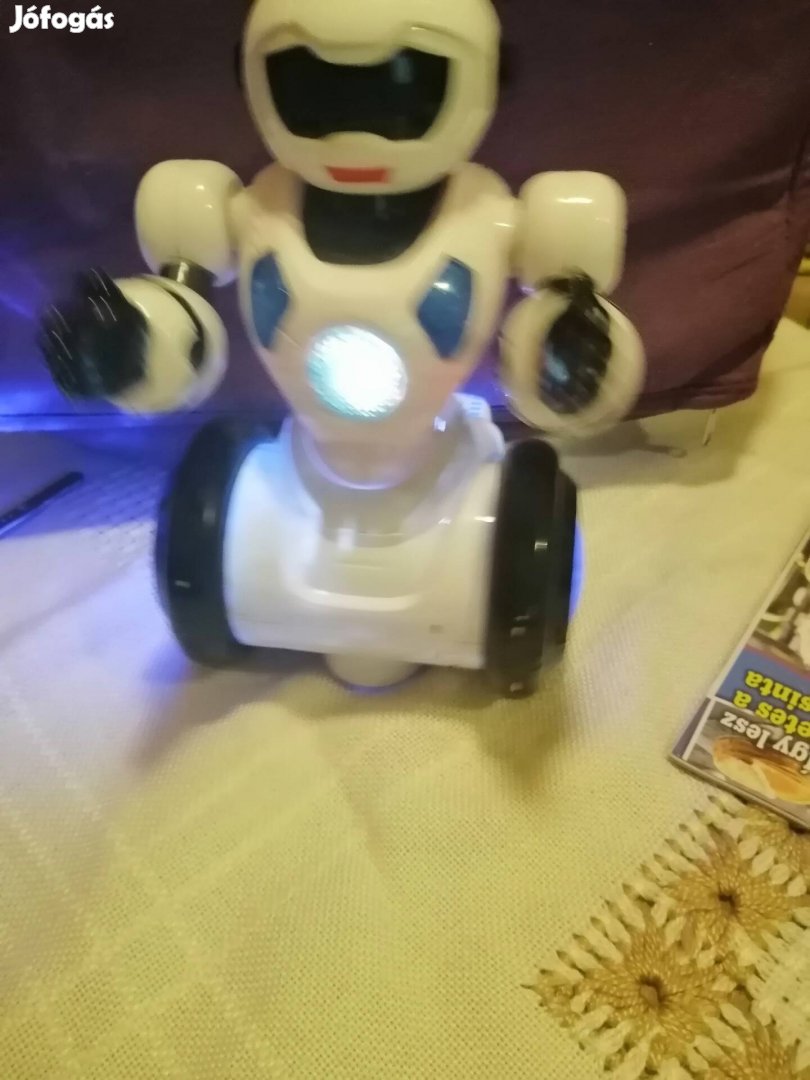 Játék robot világít, hangot ad. 