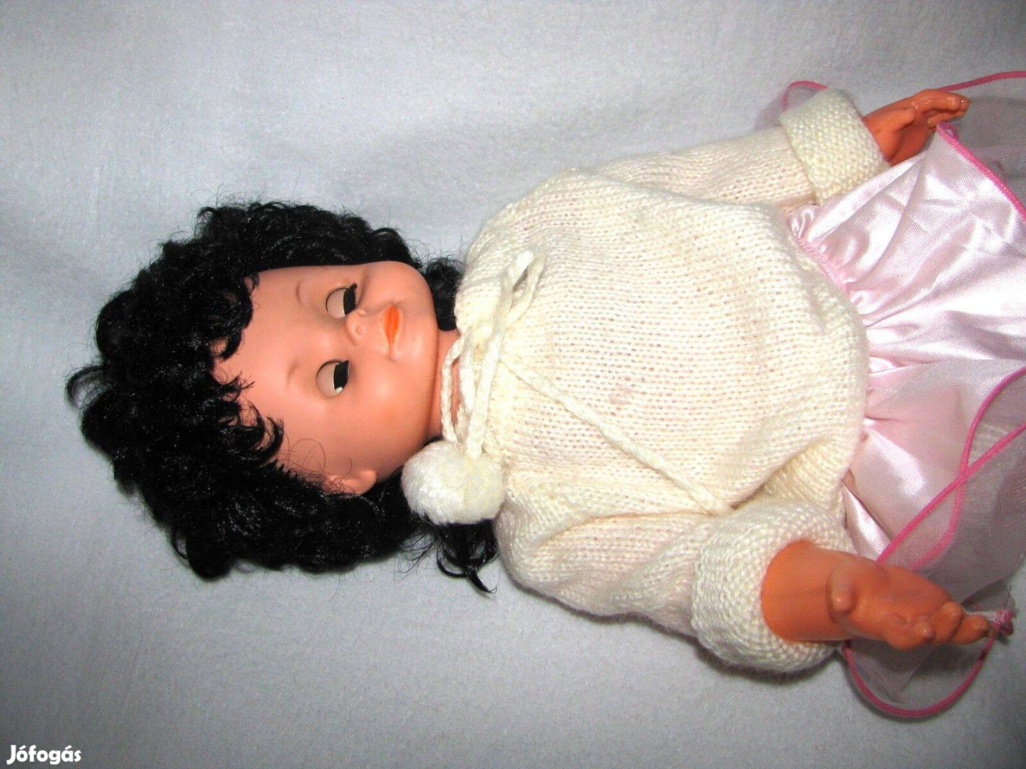 Játékbaba 60cm hangot adó, léptethető, gyönyörű, fekete dús hajú