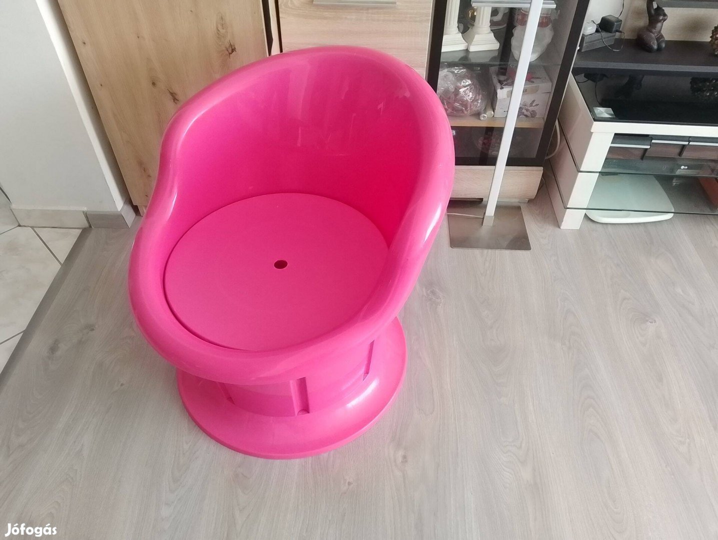 Játéktárolós rózsaszínű, erős anyagú műanyag fotel újszerű