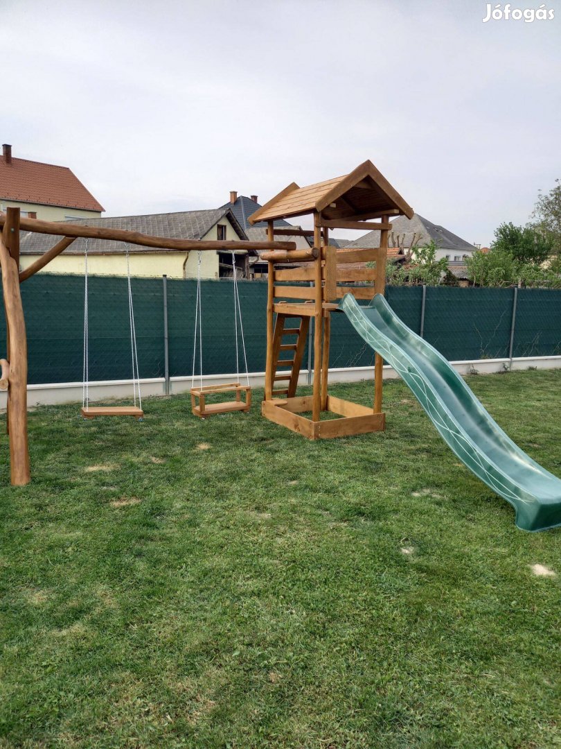 Játszóvár fából hintás csúszdás homokozós