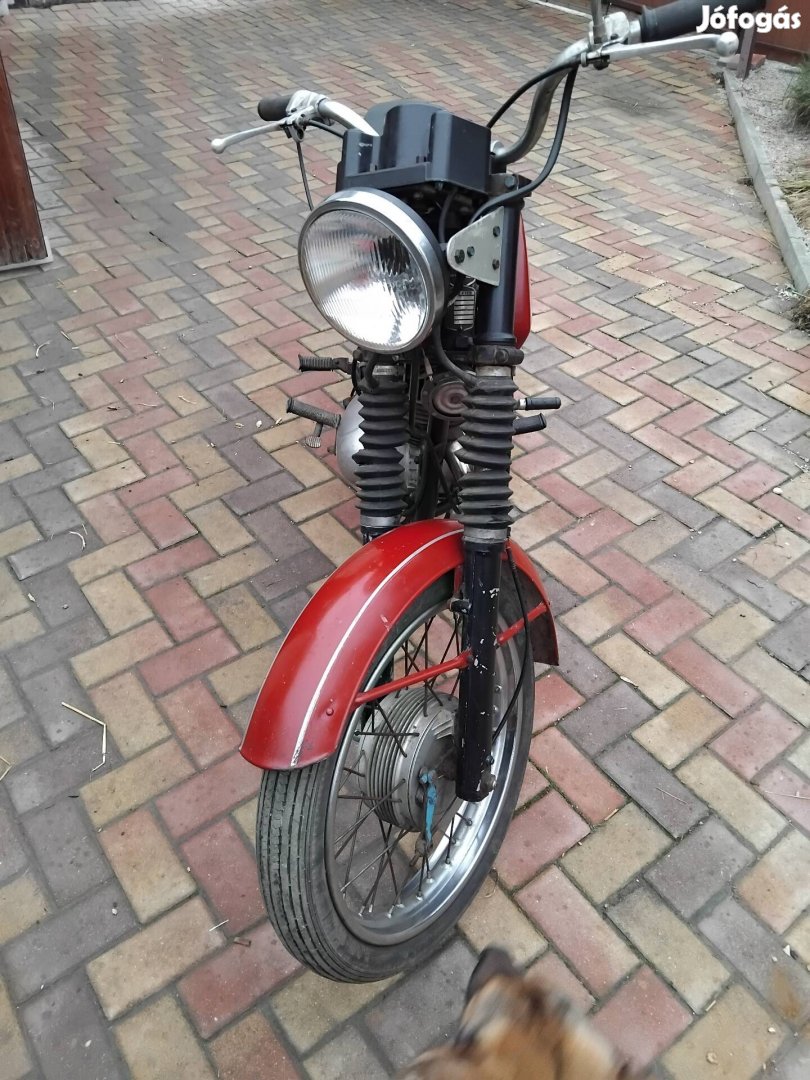 Jawa 485 papirokkal