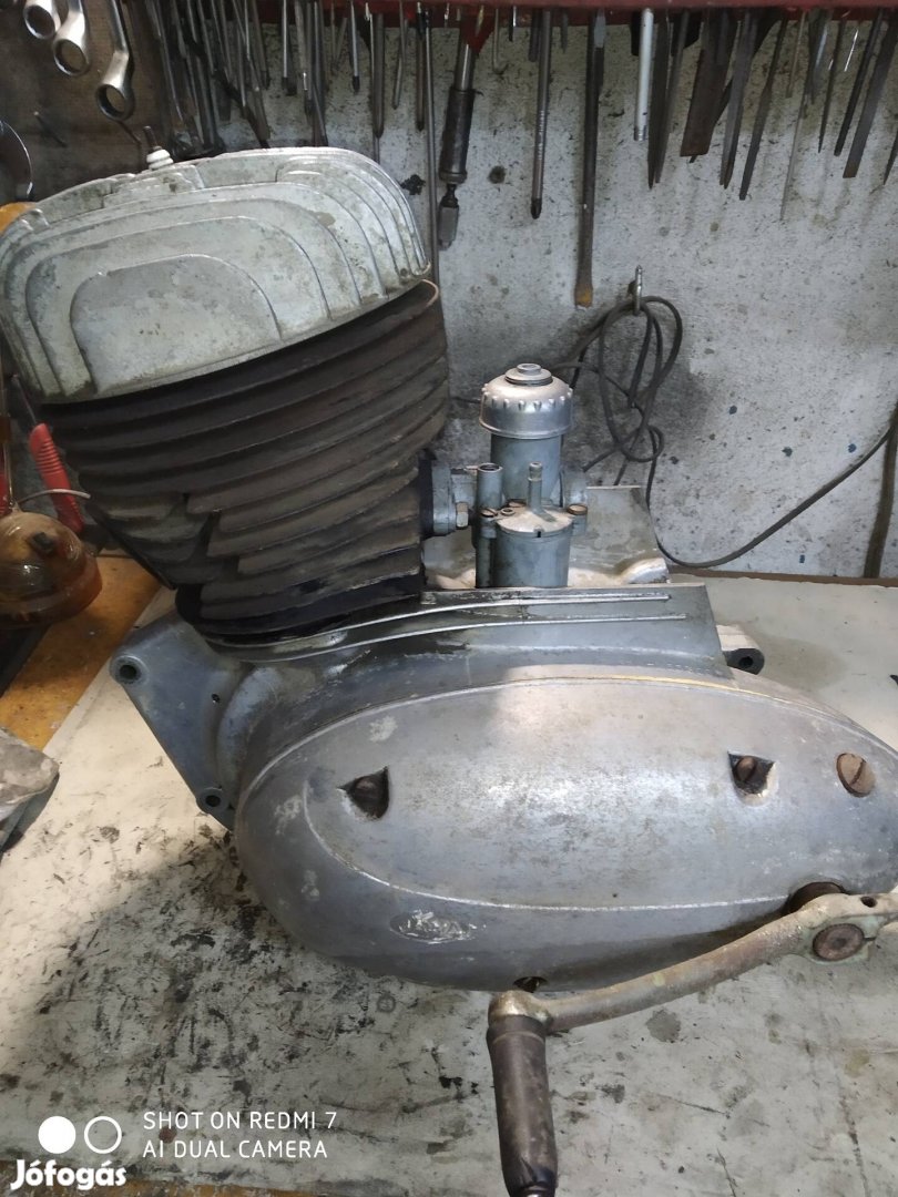 Jawa 559 es motor blokk . 